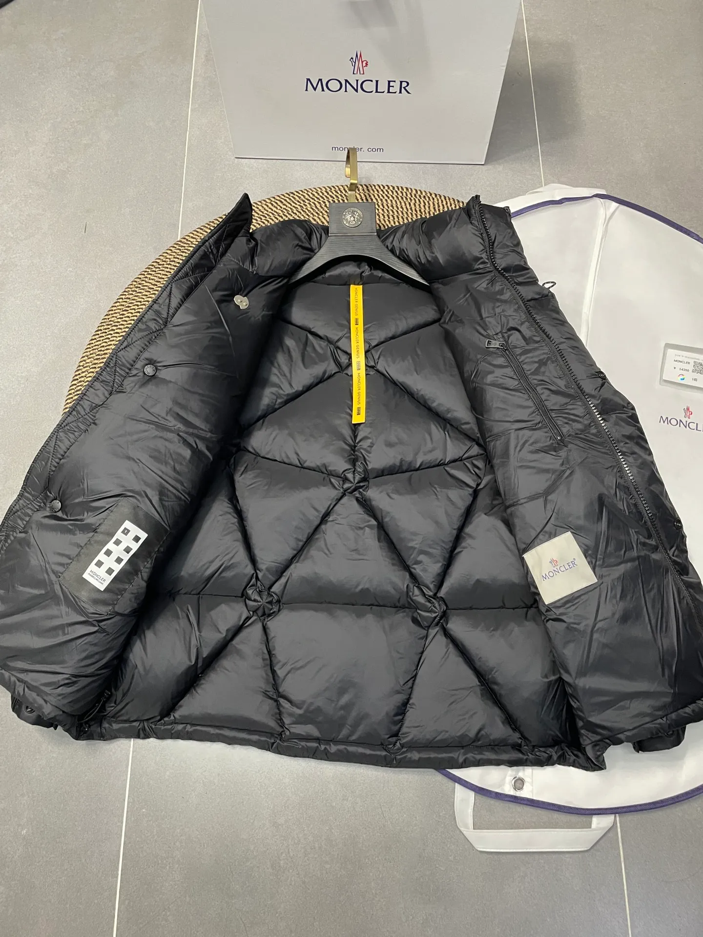 P800 Fei Dong collaborates with Moncler. Moncler once again joins hands with Pharrell Williams to create a joint series. The top 90 white duck I chose this time is the Moncler Genius product line. This Oak jacket is made of technical nylon, equipped with snap pockets and down padding to create the best warmth. The unique triangular car line will create a more artistic visual effect as a whole. The solid color dress is only decorated with LOGO on the chest and arms, which will not be too public while retaining the joint identity. It is also very versatile when paired together. This design technique has also appeared many times in Fei Dong’s joint brands, which is quite recognizable. Size: 1-5