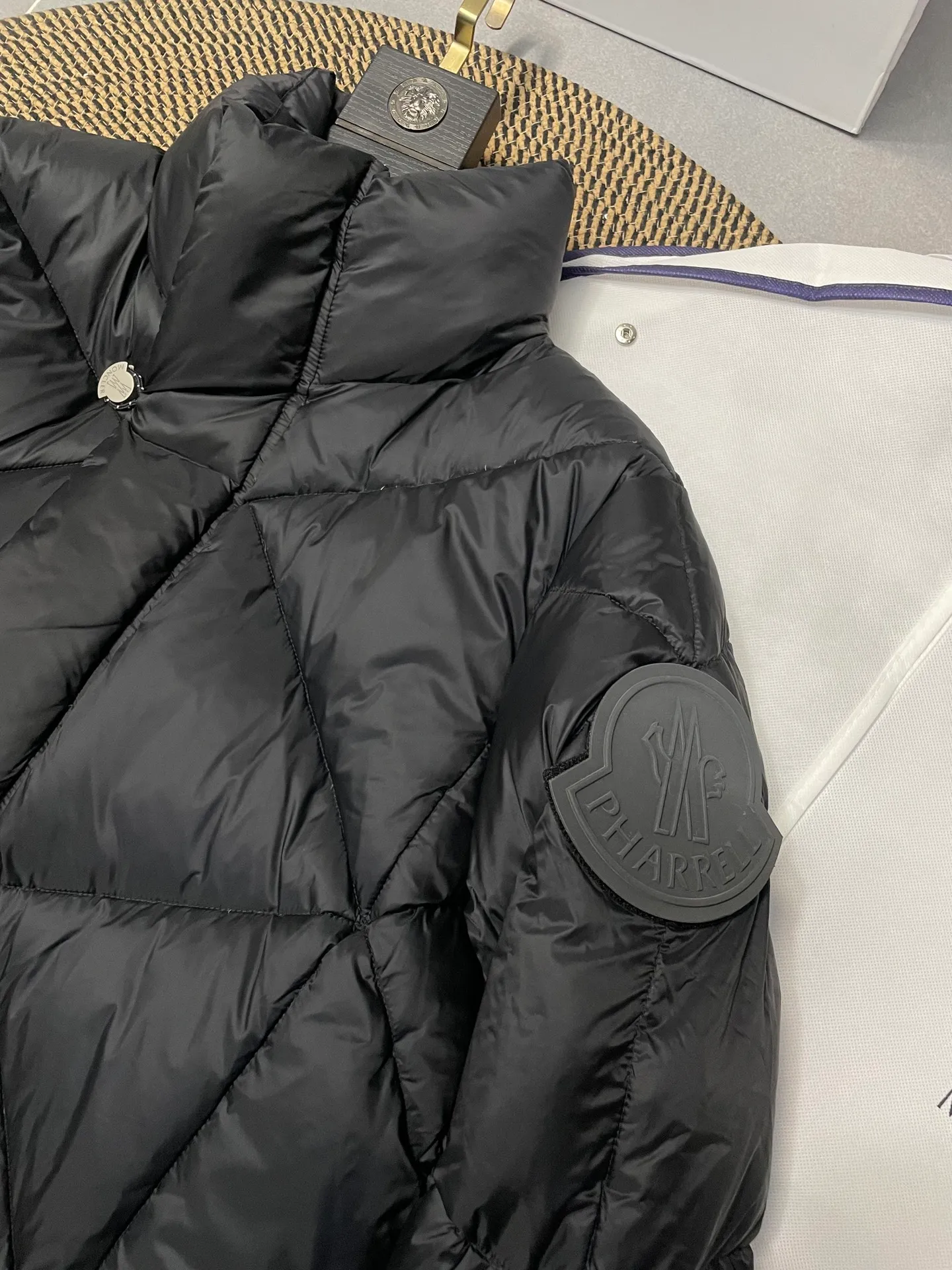 P800 Fei Dong collaborates with Moncler. Moncler once again joins hands with Pharrell Williams to create a joint series. The top 90 white duck I chose this time is the Moncler Genius product line. This Oak jacket is made of technical nylon, equipped with snap pockets and down padding to create the best warmth. The unique triangular car line will create a more artistic visual effect as a whole. The solid color dress is only decorated with LOGO on the chest and arms, which will not be too public while retaining the joint identity. It is also very versatile when paired together. This design technique has also appeared many times in Fei Dong’s joint brands, which is quite recognizable. Size: 1-5