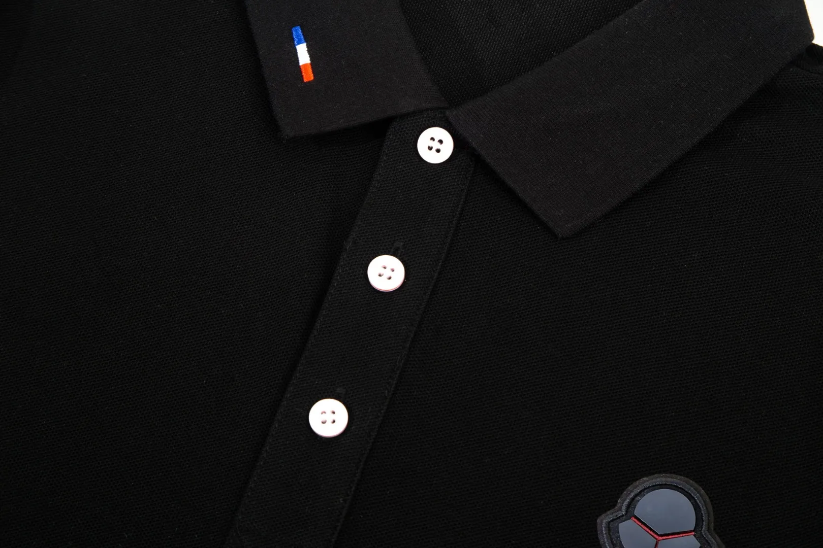 P210 MONCLER/Mask 25SS new logo embroidered lapel long-sleeved Polo shirt.  A simple yet refined T-shirt. The best item to create a modern and elegant look. Excellent channel product! Customer-supplied Piquet porous fiber pique cotton fabric, which can be called a "breathing fabric."  The unparalleled texture is inseparable from the exquisite materials used in craft tailoring. The craft knitted quilted design makes the hand feel extremely smooth and delicate without any roughness. The original logo design is more luxurious and noble. The upper body is comfortable and classy. The hand feels very smooth and soft. It can be easily controlled regardless of business, fashion or leisure. The age span is very large, which conforms to the trendy and practical dressing customs. It is the first choice for senior urban fashion people.  Black/white/Tibetan orchid Size: M~3XL