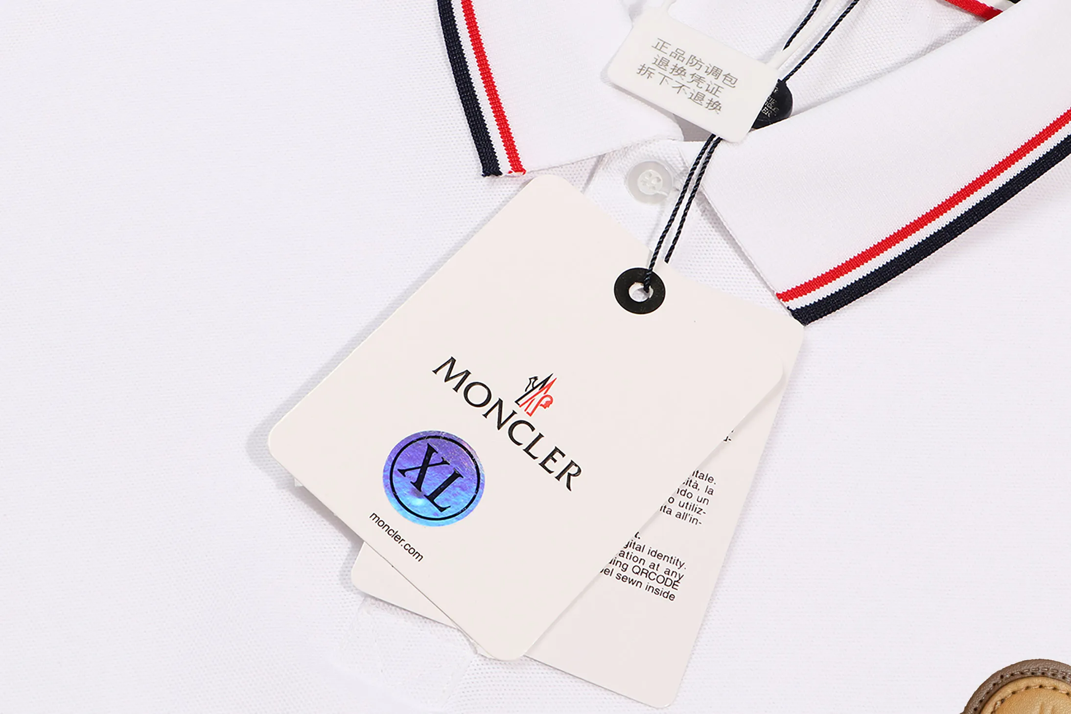 P200 New in stock】𝐌𝐎𝐍𝐂𝐋𝐄𝐑~Mengkou #2025 New high-quality lapel long-sleeved POLO shirt in early spring, custom-made fabrics at the counter. Highly breathable and comfortable, with impeccable details. The brand's simple element design concept reflects high quality. It feels delicate and soft! It presents a casual cut and the upper body shape is great! The chest is filled with three-dimensional embroidery of the brand LOGO to highlight quality and luxury. Color: black, white Size: M~L~XL~2XL~3XL