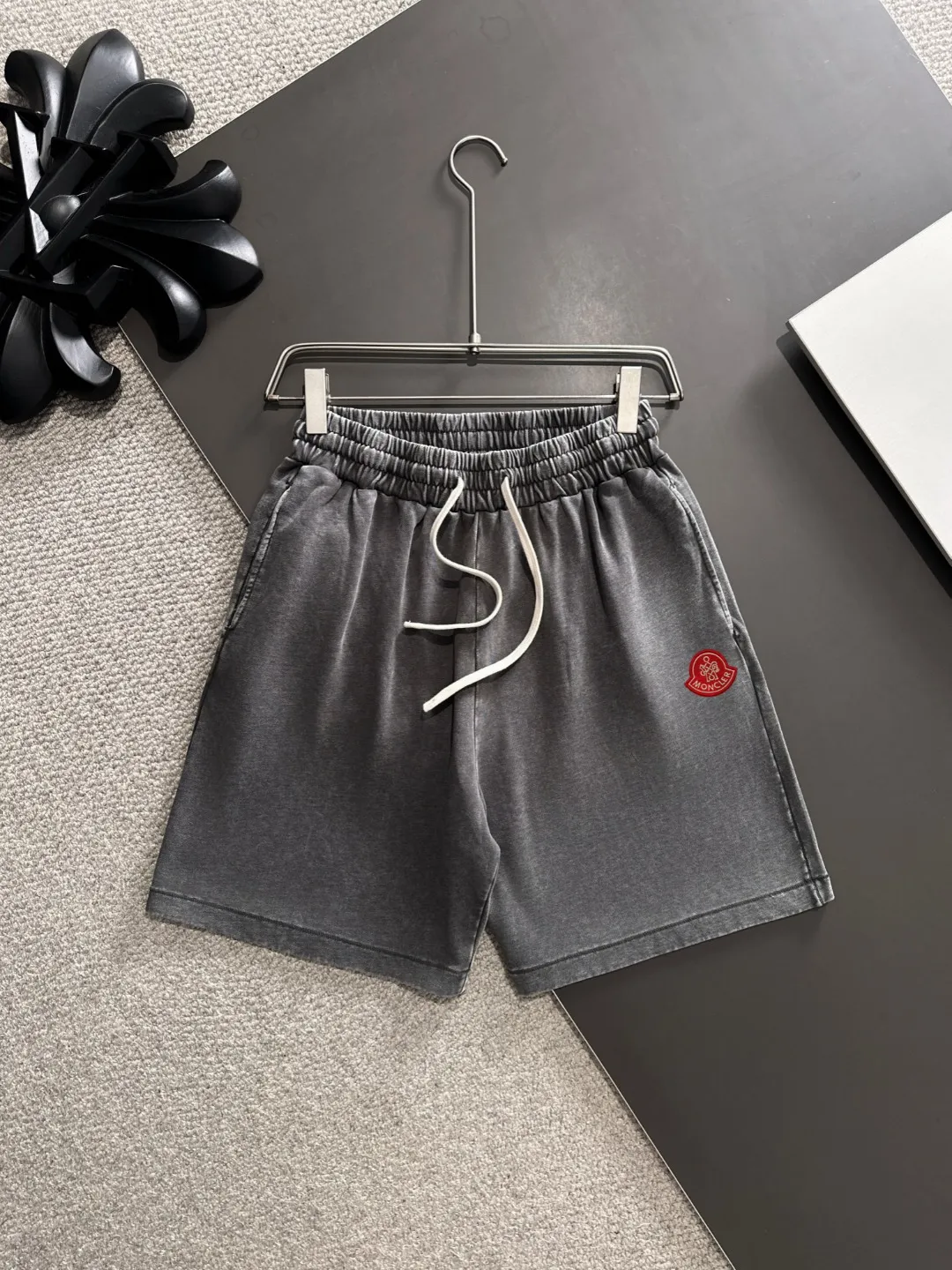 Next day shipment P300 High quality MONCLER/muzzle 2025 spring and summer new style high-definition elastic band casual solid color loose shorts, made with machines imported from Italy. The hem of the trousers is stitched with two needles. The stitching is fine and firm. The fabric is customized at the counter and has high breathability and comfort. The details are impeccable. The brand element design concept reflects high quality. It feels delicate and soft! It presents a casual cut and the upper body shape is great! Size: S-XXL