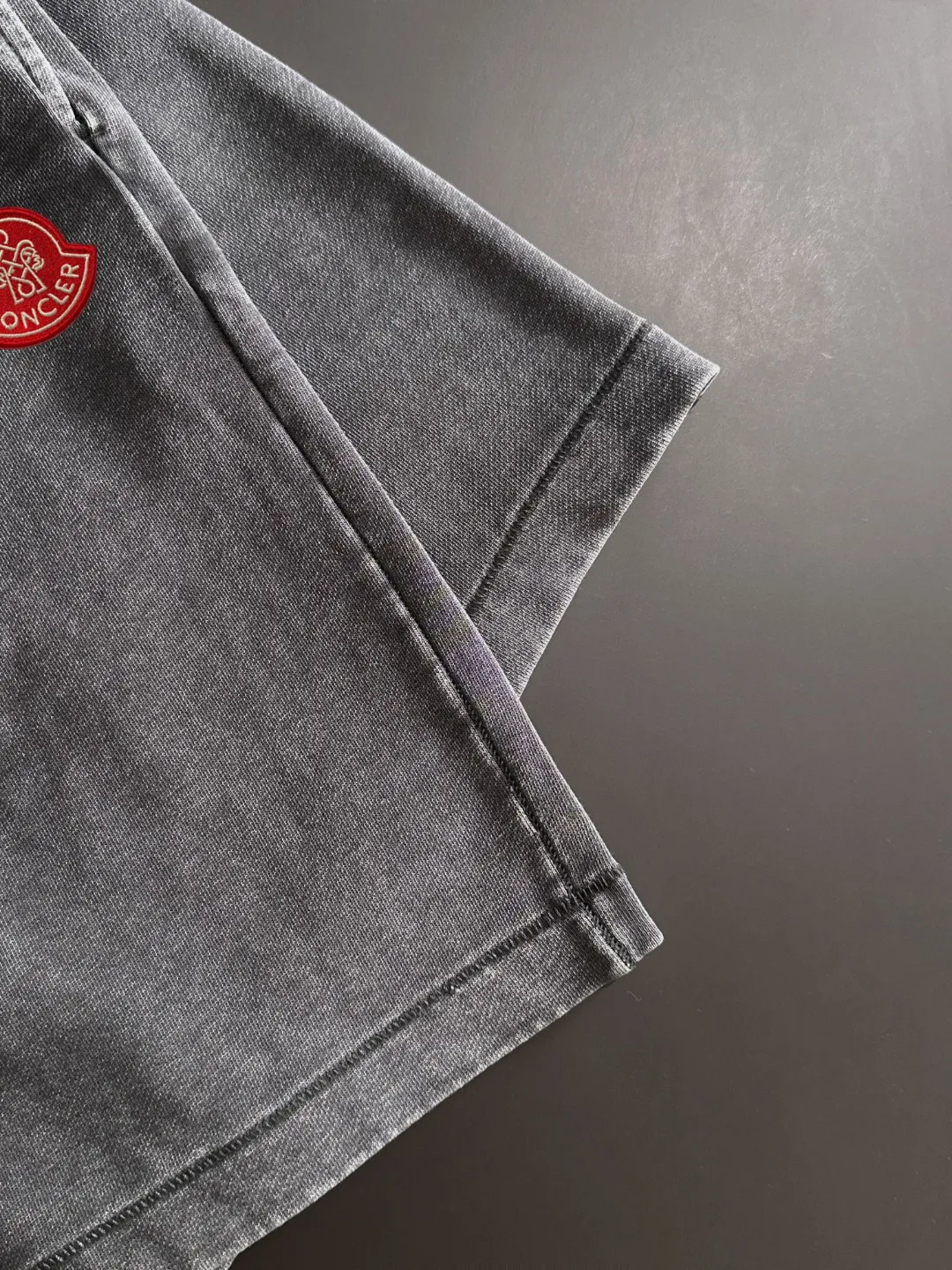 Next day shipment P300 High quality MONCLER/muzzle 2025 spring and summer new style high-definition elastic band casual solid color loose shorts, made with machines imported from Italy. The hem of the trousers is stitched with two needles. The stitching is fine and firm. The fabric is customized at the counter and has high breathability and comfort. The details are impeccable. The brand element design concept reflects high quality. It feels delicate and soft! It presents a casual cut and the upper body shape is great! Size: S-XXL