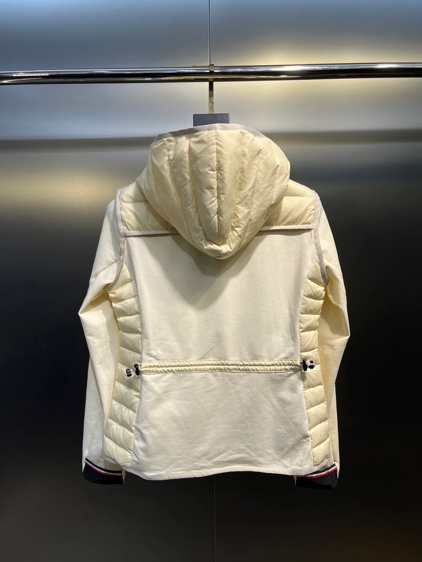 P800 moncler🌟 25 new autumn and winter style hooded down jacket with splicing design. Short version. The upper body can easily divide the figure. The proportions are slim and tall. The hooded long-sleeved spliced knitted windproof, warm and capable. It is sweet, cool and versatile for daily swing. No matter the figure, the upper body can easily elongate the visual proportion. Invincible slimming and heightening. It is also super friendly for small people. The upper body is cool, sassy and handsome. National standard 90 white duck down filling Warm, lightweight and compact. Classic logo embellishment. A must-have item for winter styling and warmth. Size: s-xl
