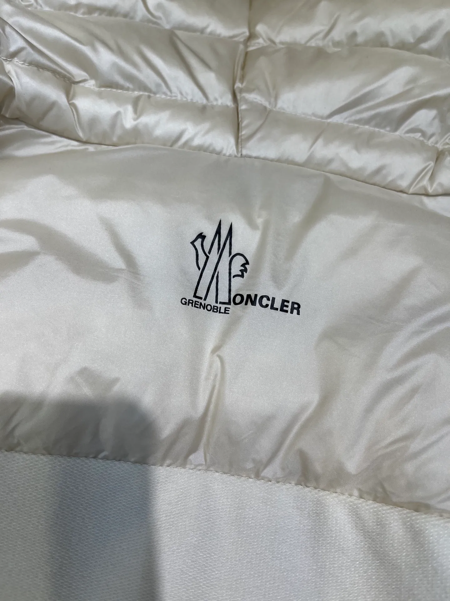 P800 moncler🌟 25 new autumn and winter style hooded down jacket with splicing design. Short version. The upper body can easily divide the figure. The proportions are slim and tall. The hooded long-sleeved spliced knitted windproof, warm and capable. It is sweet, cool and versatile for daily swing. No matter the figure, the upper body can easily elongate the visual proportion. Invincible slimming and heightening. It is also super friendly for small people. The upper body is cool, sassy and handsome. National standard 90 white duck down filling Warm, lightweight and compact. Classic logo embellishment. A must-have item for winter styling and warmth. Size: s-xl