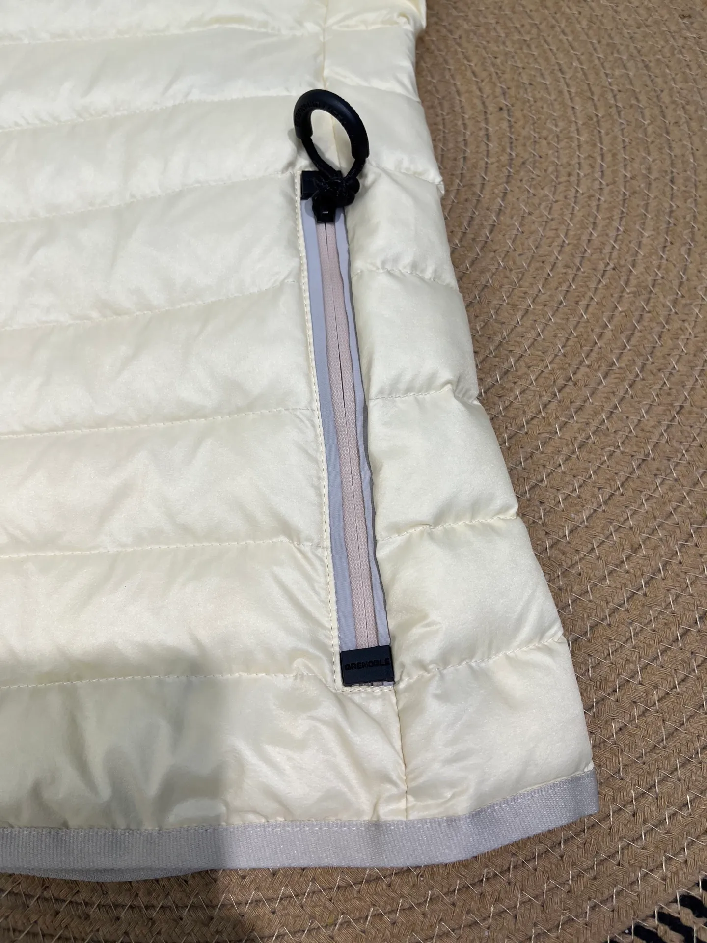 P800 moncler🌟 25 new autumn and winter style hooded down jacket with splicing design. Short version. The upper body can easily divide the figure. The proportions are slim and tall. The hooded long-sleeved spliced knitted windproof, warm and capable. It is sweet, cool and versatile for daily swing. No matter the figure, the upper body can easily elongate the visual proportion. Invincible slimming and heightening. It is also super friendly for small people. The upper body is cool, sassy and handsome. National standard 90 white duck down filling Warm, lightweight and compact. Classic logo embellishment. A must-have item for winter styling and warmth. Size: s-xl