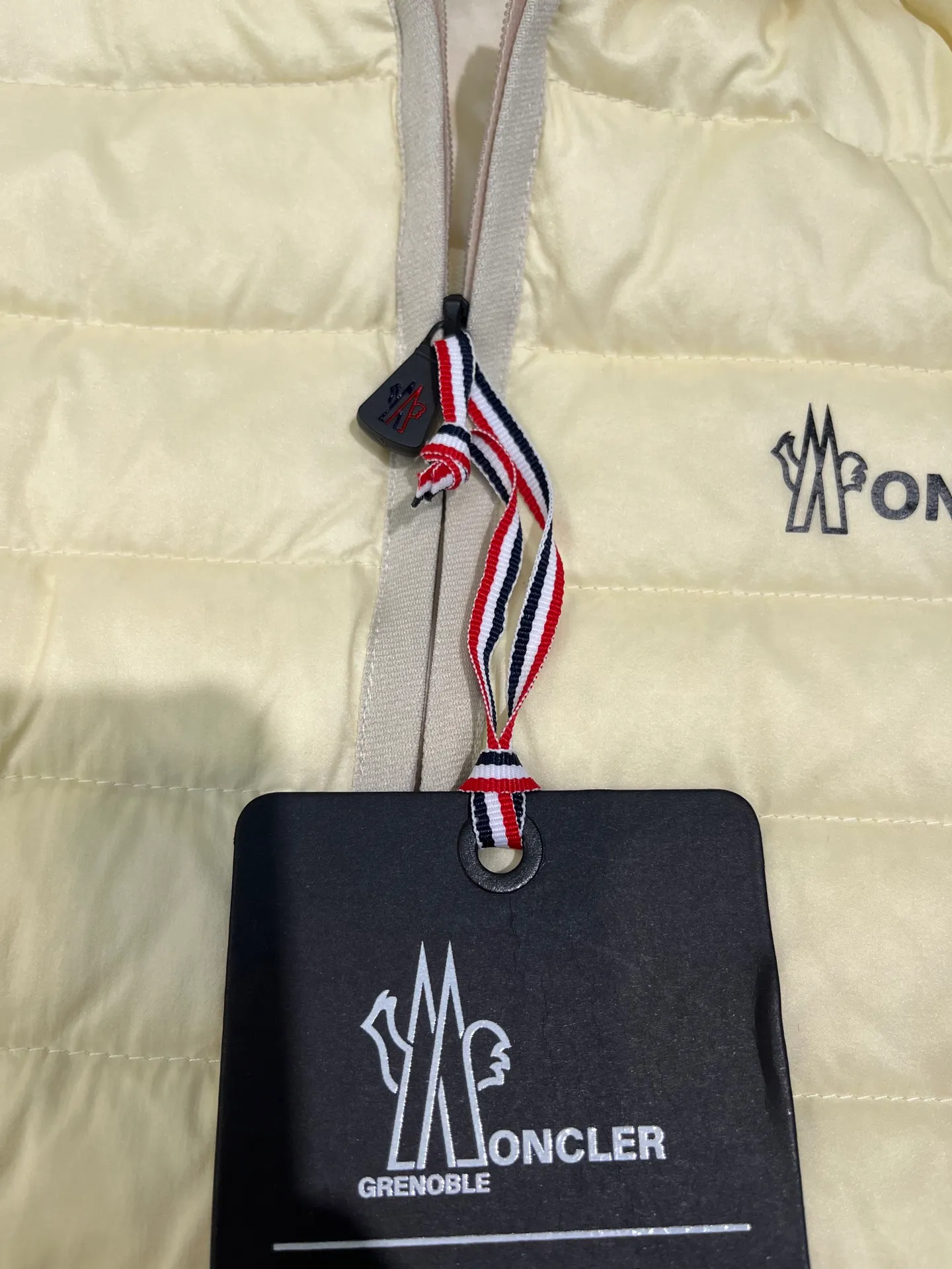 P800 moncler🌟 25 new autumn and winter style hooded down jacket with splicing design. Short version. The upper body can easily divide the figure. The proportions are slim and tall. The hooded long-sleeved spliced knitted windproof, warm and capable. It is sweet, cool and versatile for daily swing. No matter the figure, the upper body can easily elongate the visual proportion. Invincible slimming and heightening. It is also super friendly for small people. The upper body is cool, sassy and handsome. National standard 90 white duck down filling Warm, lightweight and compact. Classic logo embellishment. A must-have item for winter styling and warmth. Size: s-xl