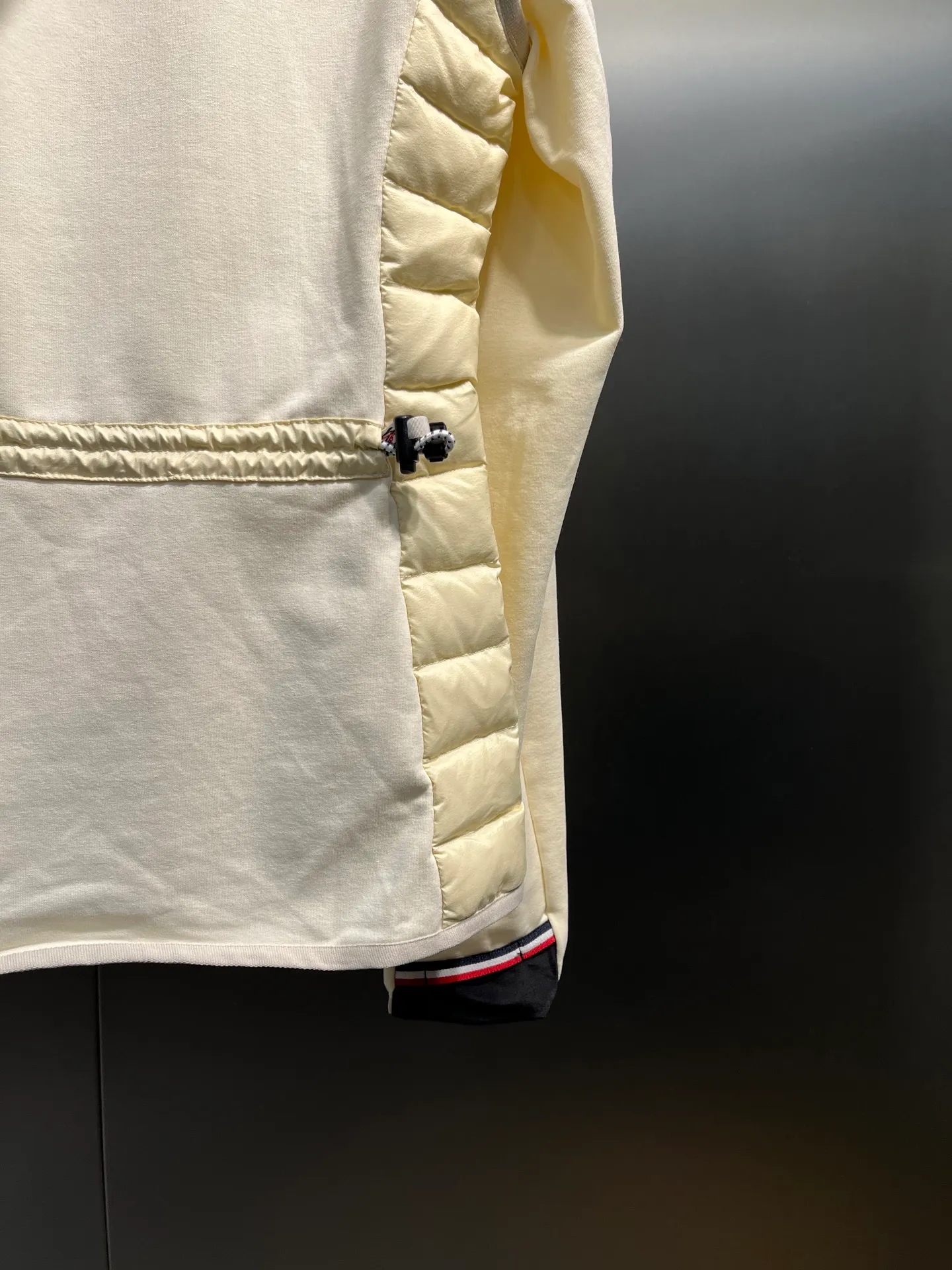 P800 moncler🌟 25 new autumn and winter style hooded down jacket with splicing design. Short version. The upper body can easily divide the figure. The proportions are slim and tall. The hooded long-sleeved spliced knitted windproof, warm and capable. It is sweet, cool and versatile for daily swing. No matter the figure, the upper body can easily elongate the visual proportion. Invincible slimming and heightening. It is also super friendly for small people. The upper body is cool, sassy and handsome. National standard 90 white duck down filling Warm, lightweight and compact. Classic logo embellishment. A must-have item for winter styling and warmth. Size: s-xl