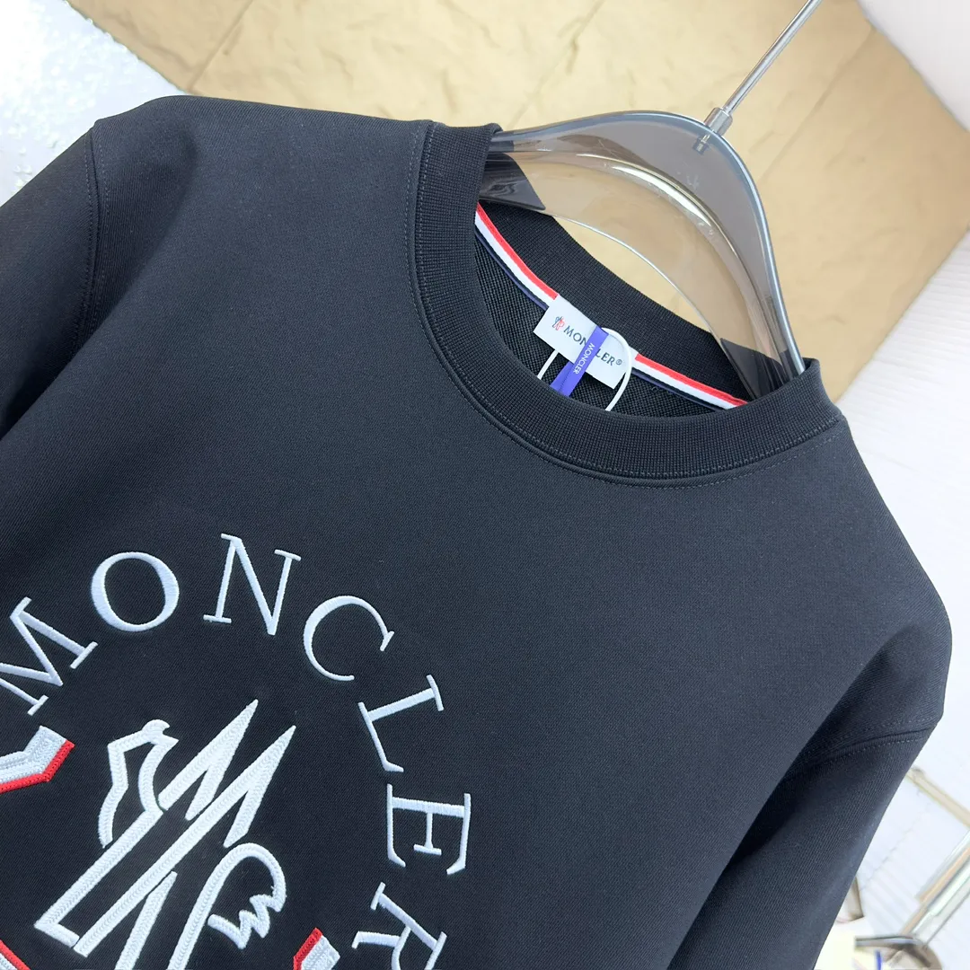 P280 Brand: Mengkou🤳𝐌𝐎𝐍𝐂𝐋𝐄𝐑 Fabric: ☑️Made of 440g double-strand pure cotton terry👕 Fabric: ☑️Thread with 1*1 double yarn thread. 🔜Comes with dyeing in the same tank. Craftsmanship: ☑️The embroidery uses 3D three-dimensional embroidery technology, 🇧🇫The original computer scan and print is restored 1:1. The pattern is clear and the needle count is dense. It is a rare high-end product on the market! 🇲🇩All three standards are complete! Size: ☑️S 〰️M 〰️L 〰️XL 〰️XXL