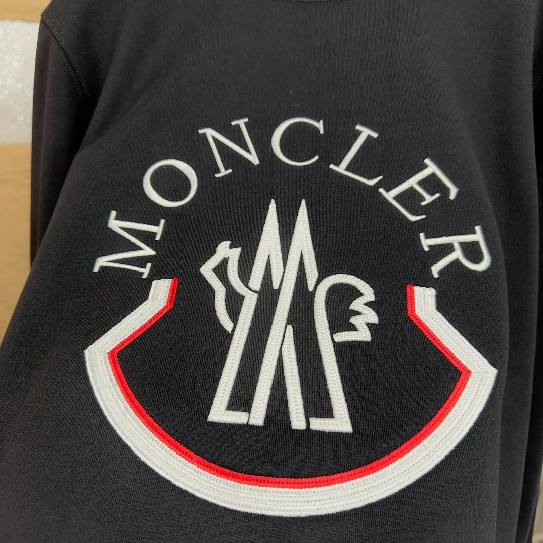 P280 Brand: Mengkou🤳𝐌𝐎𝐍𝐂𝐋𝐄𝐑 Fabric: ☑️Made of 440g double-strand pure cotton terry👕 Fabric: ☑️Thread with 1*1 double yarn thread. 🔜Comes with dyeing in the same tank. Craftsmanship: ☑️The embroidery uses 3D three-dimensional embroidery technology, 🇧🇫The original computer scan and print is restored 1:1. The pattern is clear and the needle count is dense. It is a rare high-end product on the market! 🇲🇩All three standards are complete! Size: ☑️S 〰️M 〰️L 〰️XL 〰️XXL