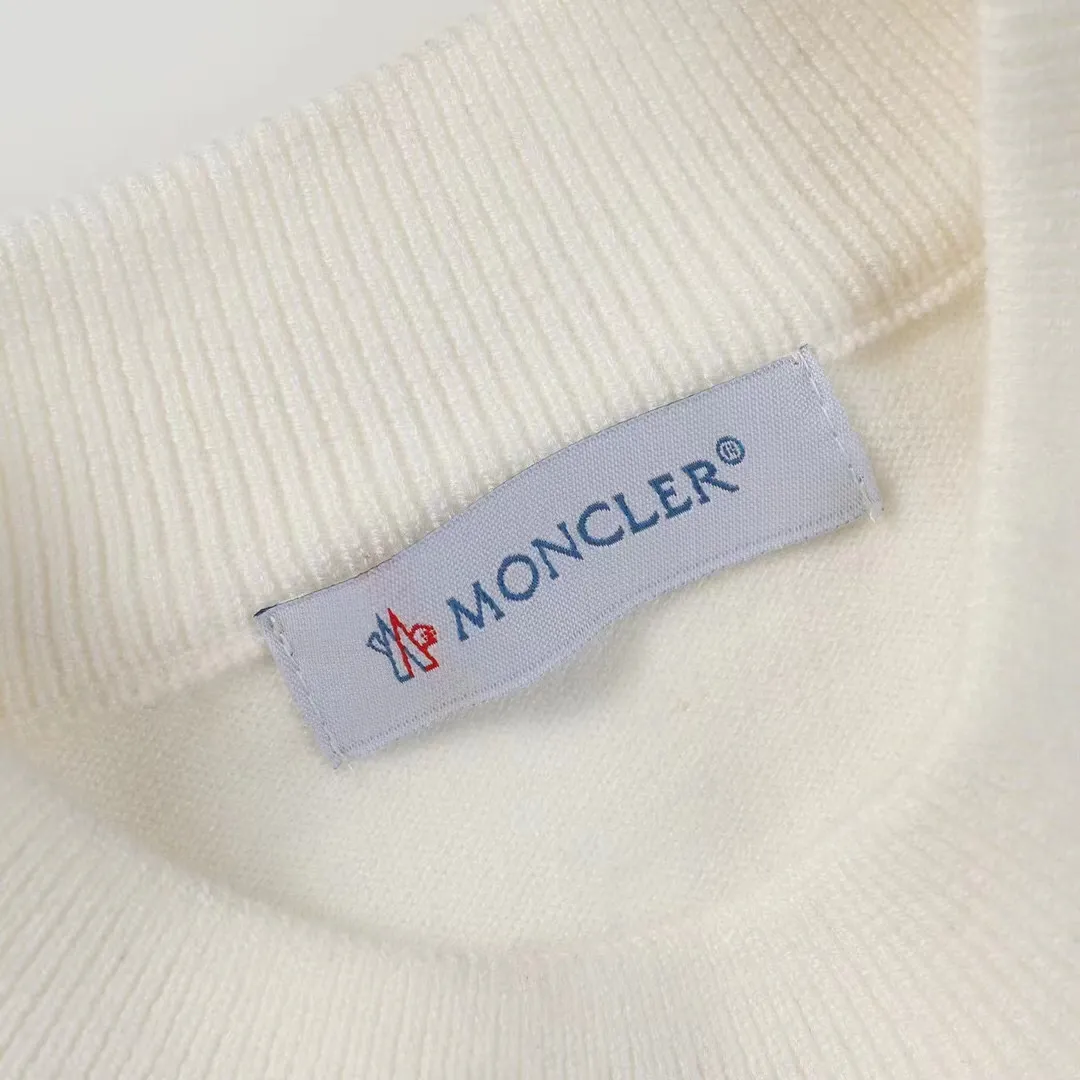 P210 Moncler/Mongolian 3-label complete, half-turtleneck sweater, fine wool blended sweater, high-end customized collection for men and women, part of the brand's high-end main line, patented top-grade yarn blending, using innovation to interpret conventional styles. The configuration of the fabric is subversive. The details are remarkable, and the price-performance ratio is very high. Meri wool yarn is of excellent quality. It feels super soft, delicate, soft, non-pilling and does not deform. The upper body is extremely skin-friendly and comfortable. Can be worn on its own with a jacket or on its own. Size: M L XL 2XL 3XL