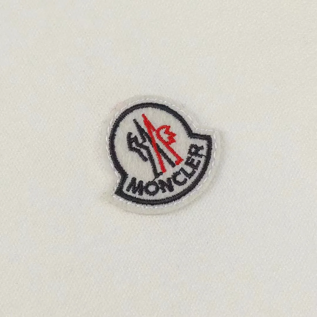 P210 Moncler/Mongolian 3-label complete, half-turtleneck sweater, fine wool blended sweater, high-end customized collection for men and women, part of the brand's high-end main line, patented top-grade yarn blending, using innovation to interpret conventional styles. The configuration of the fabric is subversive. The details are remarkable, and the price-performance ratio is very high. Meri wool yarn is of excellent quality. It feels super soft, delicate, soft, non-pilling and does not deform. The upper body is extremely skin-friendly and comfortable. Can be worn on its own with a jacket or on its own. Size: M L XL 2XL 3XL