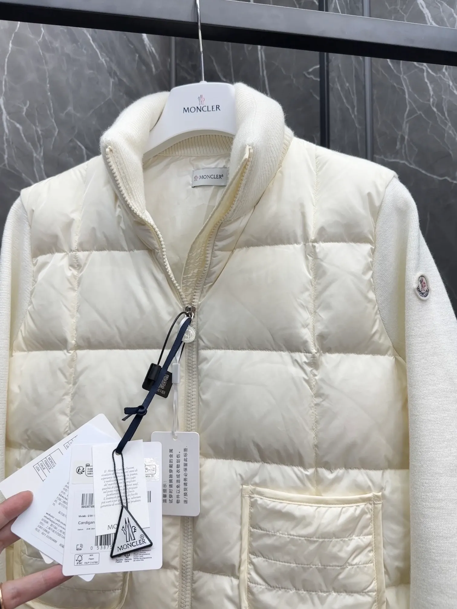 P600 New in Down ⬆️Moncler women’s padded wool zipper cardigan. This women’s wool cardigan is filled with down and can be styled in a variety of ways depending on the weather. (⚠️ Made of real wool, it will be slightly prickly when worn close to the body. It is recommended to match it with an inner layer. Fairies who are more concerned about it should not place an order.) This cardigan is made of wool and is filled with down on the front, back and collar. Lightweight knitted piece with a high collar and zip style. Details •Made from fine merino wool •Longue saison lining •Down filling at front, back and collar •Punto Milano stitching •14 stitches •Zip closure •Patch pockets •Drawstring hem Size: 1-4 Off-White Black L258031
