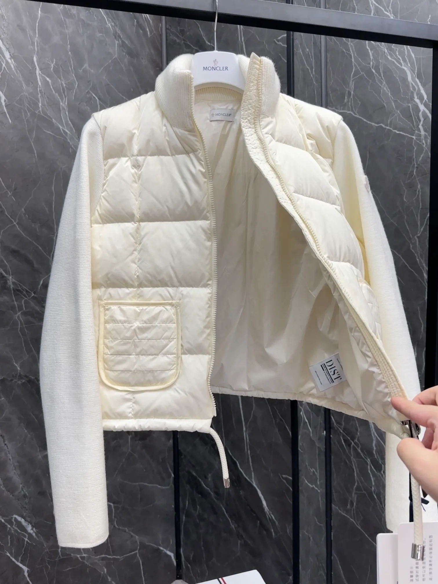 P600 New in Down ⬆️Moncler women’s padded wool zipper cardigan. This women’s wool cardigan is filled with down and can be styled in a variety of ways depending on the weather. (⚠️ Made of real wool, it will be slightly prickly when worn close to the body. It is recommended to match it with an inner layer. Fairies who are more concerned about it should not place an order.) This cardigan is made of wool and is filled with down on the front, back and collar. Lightweight knitted piece with a high collar and zip style. Details •Made from fine merino wool •Longue saison lining •Down filling at front, back and collar •Punto Milano stitching •14 stitches •Zip closure •Patch pockets •Drawstring hem Size: 1-4 Off-White Black L258031