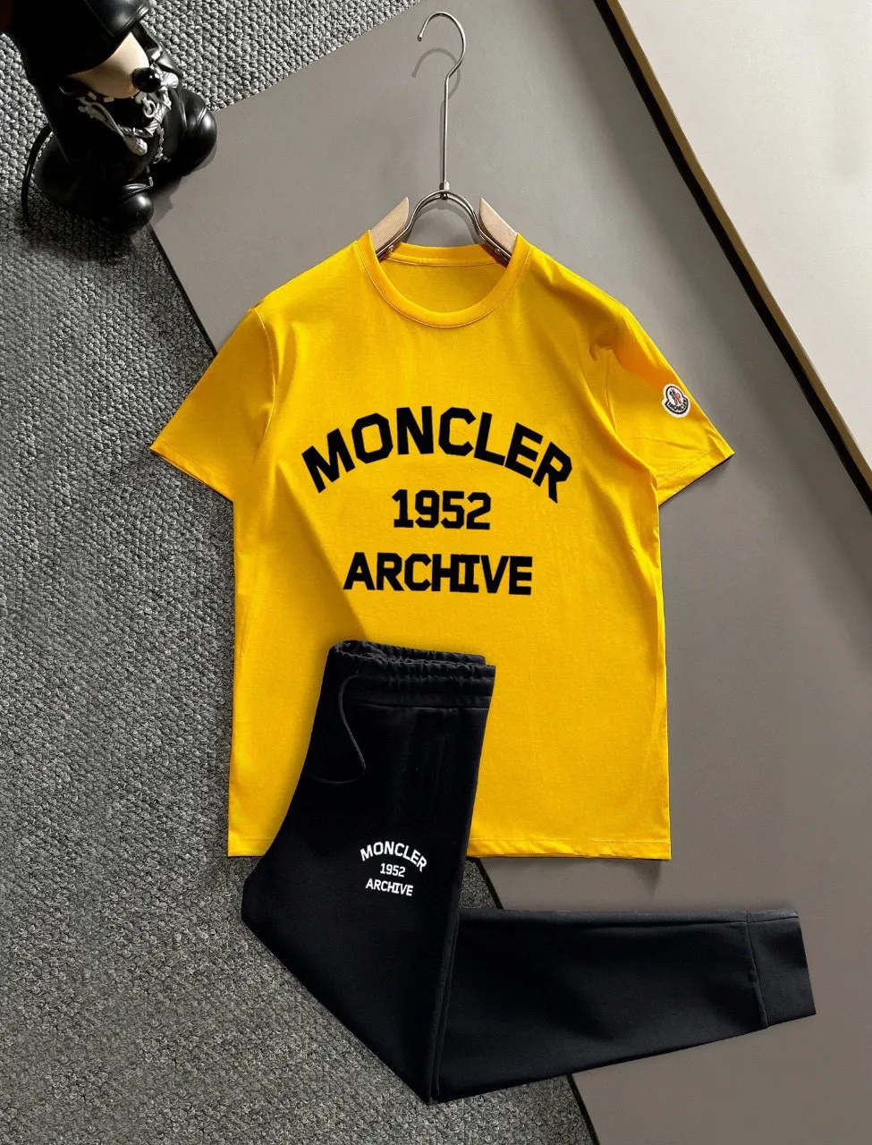 P320 [MONCLER] (Fat Man's Gospel) The same style as the 2025 official website. World-renowned luxury brand. Summer men's (double mercerized) high-quality 🐂 suit. It is made of imported original fabrics. It is a trendy style of the season and a versatile hit. Simple and elegant, precise workmanship allows you to be at the top of fashion. Size: M-5XL (can be worn up to 220 pounds)