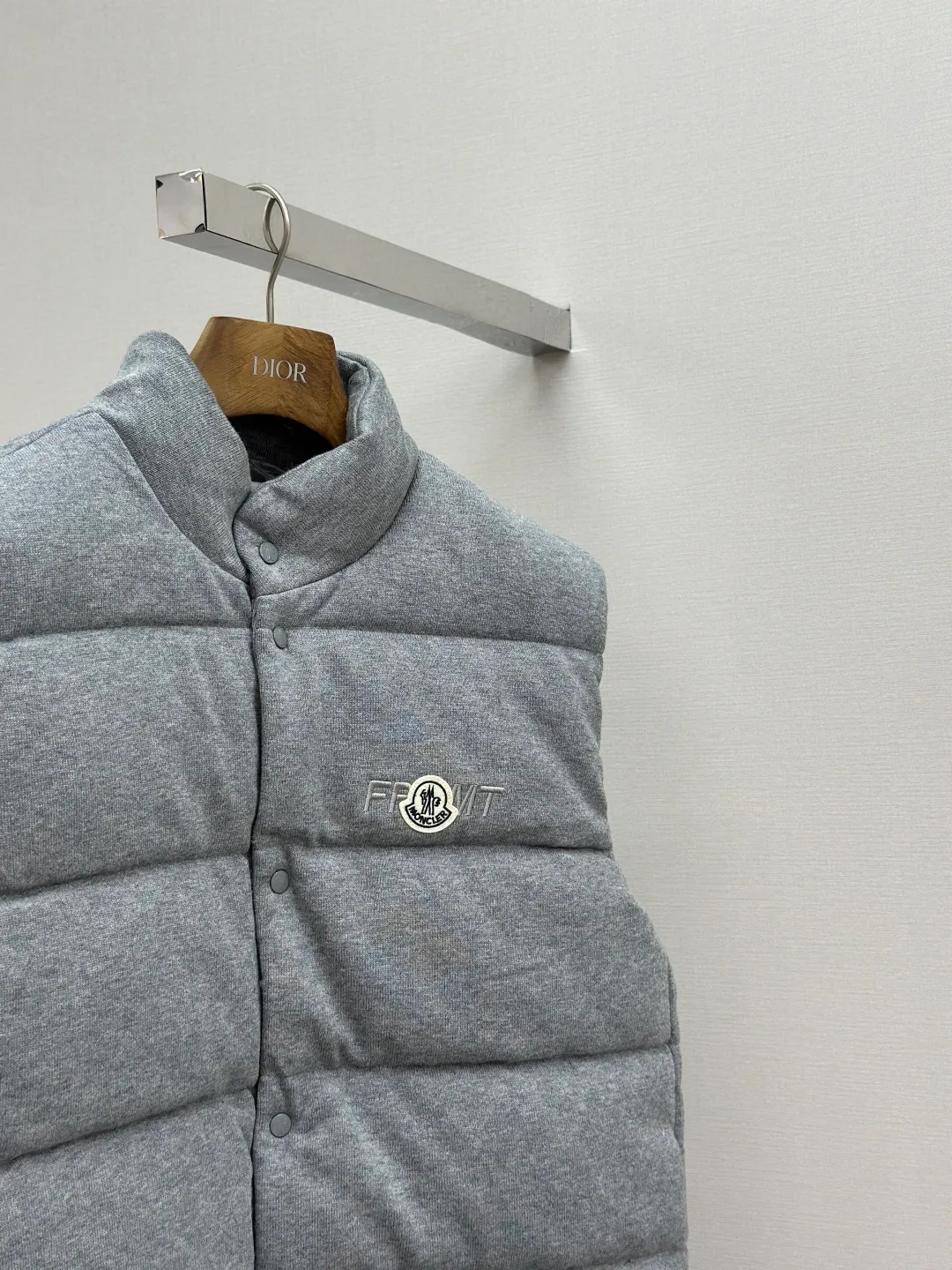P780 MONCLER cotton embroidered down. Fabric selection: Made of 100% cotton fiber, a lightweight knitted fabric with soft touch. The knitted structure gives the fabric a certain degree of elasticity in the horizontal and vertical directions. Even though it is down, it can move freely without any sense of restraint. The air between the coils can circulate freely. It has good breathability and is not easy to accumulate moisture inside, improving the wearing experience. Lining fabric: The high-density lining is woven with ultra-fine nylon denier, with a thickness of 0.08mm to avoid increasing the overall weight and making it smooth to wear. The high-density woven structure forms a wind resistance layer to protect the thermal efficiency of the thermal layer from loss. It can also withstand the expansion pressure of down and prevent deformation and damage after long-term use. Process: The embroidery machine's high-precision computing system controls the coordinated operation of the machine head, needle bar, and bobbin. The fabric frame moves accurately in the horizontal and vertical directions to form a stitch track. The upper and lower thread tensions are adjusted to ensure that the stitches are smooth and free of floating threads. The chest, lower front and lower back panels are decorated with three different letter embroideries. The finished product has clear patterns and no burrs on the edges. 90 national standard high-quality white duck down: Selected high-fill down, with a fill power of 650fp, light and warm, with excellent temperature locking performance and good resilience. Accessories: Customized badges Customized snaps Customized three-label Customized zipper puller SIZE: S M L XL