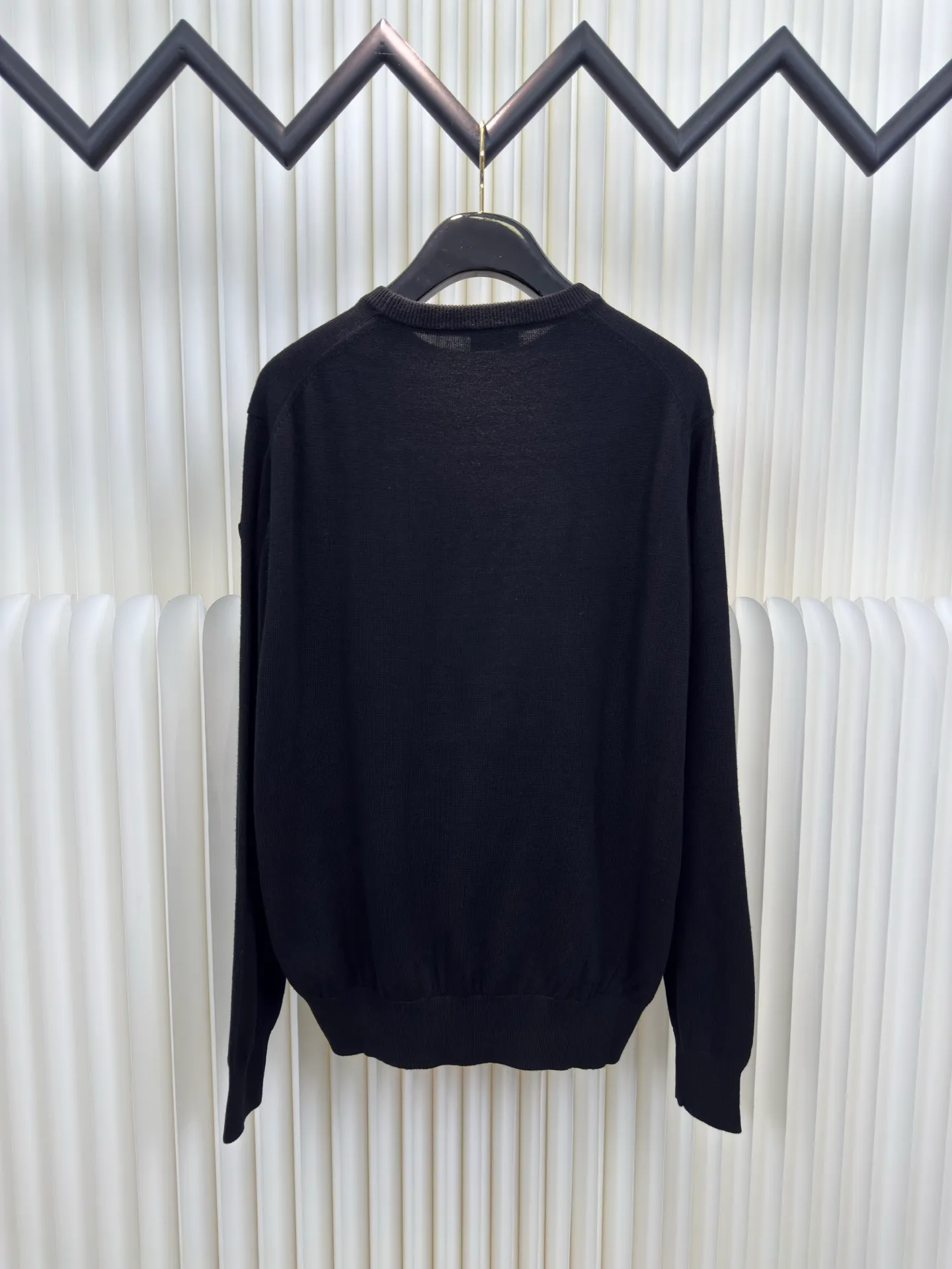 P440 MONCLER jacquard crew neck sweater is made of wool blended fabric, mainly 95% wool, combined with 4% nylon and 1% spandex. The main body of wool ensures the warmth and comfort of the clothing. The addition of a small amount of nylon and spandex significantly improves the elasticity and wear resistance. The ribbed decorative parts are made of 100% wool, which further enhances the overall texture.  Through the high needle count and fine gauge loom, combined with the orderly direction of the internal yarn, the floating threads are cleverly woven and stored, with almost no unnecessary thread mess. The color switching of each group of letters is synchronized with the knitting needles in milliseconds, forming a delicate letter LOGO jacquard decoration on the chest. Size S M L XL