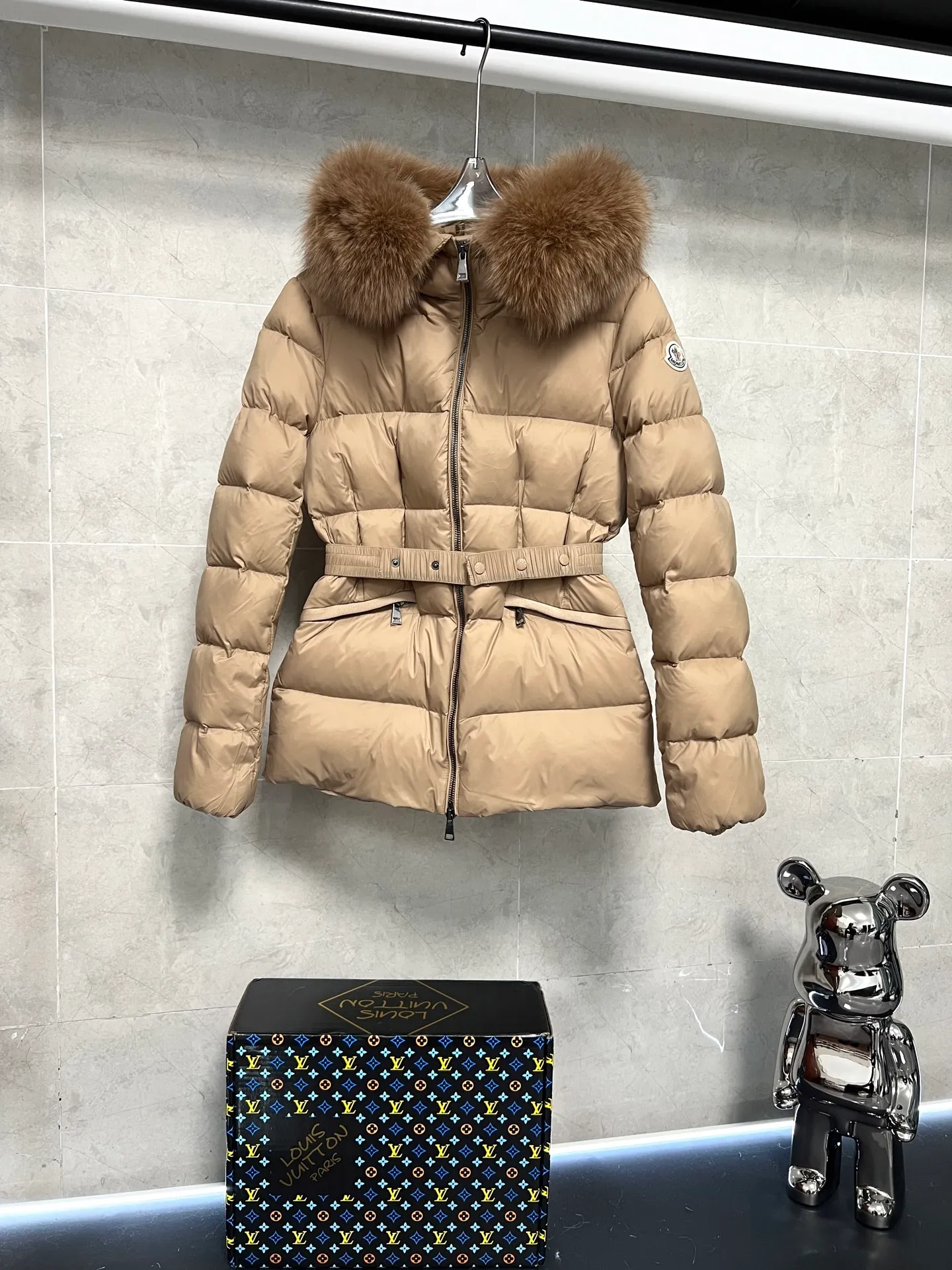 P1040 Moncler's new fur collar hooded waisted down jacket. The slim cut highlights the fluffy temperament of this down jacket. It is light and neat without any bloat. The fur collar at the neck is very textured. It is super slim and reduces your age. It is both warm and fashionable. It is definitely a versatile and unmistakable warm weapon for daily outings. Size: 1234