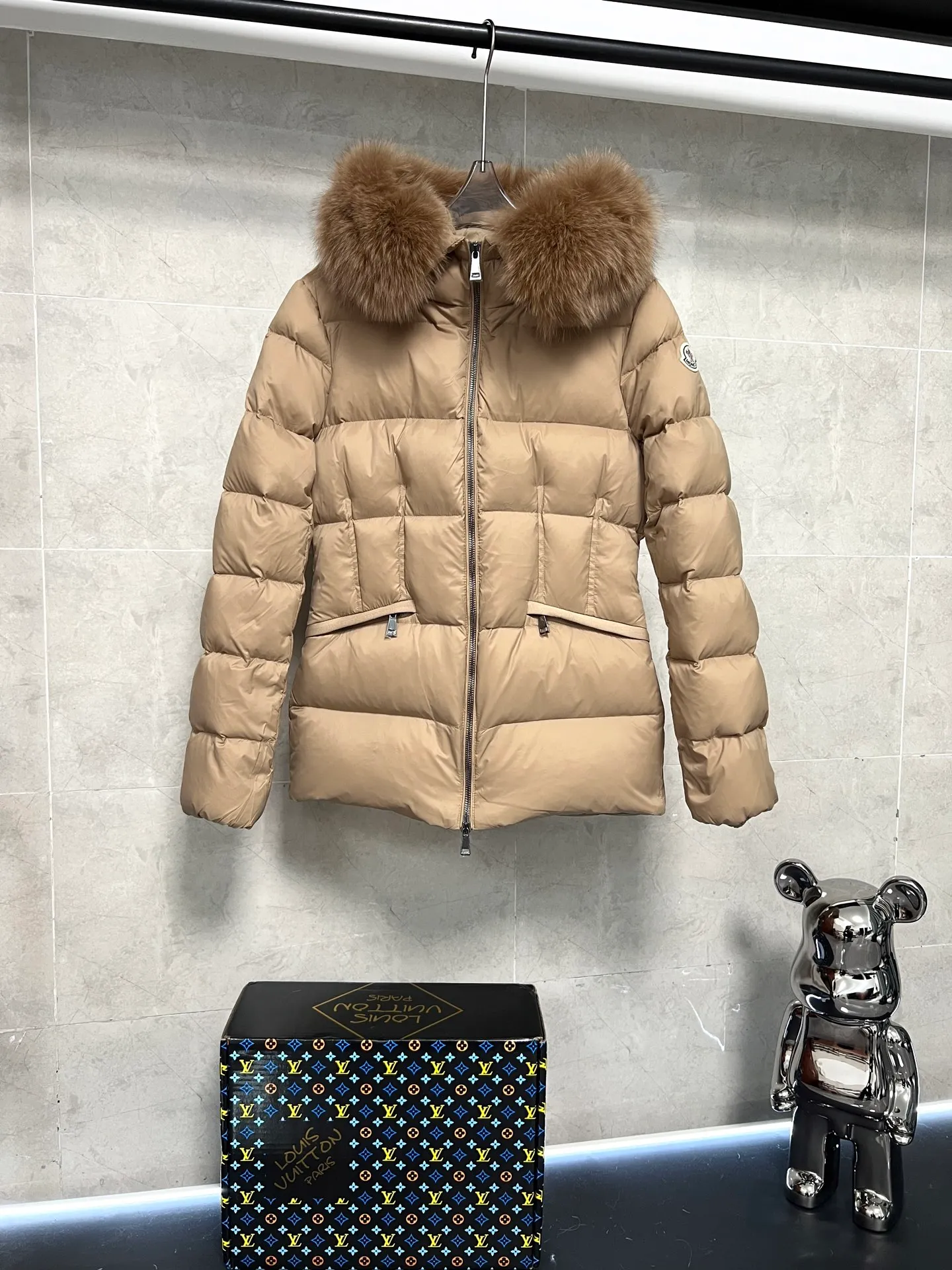 P1040 Moncler's new fur collar hooded waisted down jacket. The slim cut highlights the fluffy temperament of this down jacket. It is light and neat without any bloat. The fur collar at the neck is very textured. It is super slim and reduces your age. It is both warm and fashionable. It is definitely a versatile and unmistakable warm weapon for daily outings. Size: 1234
