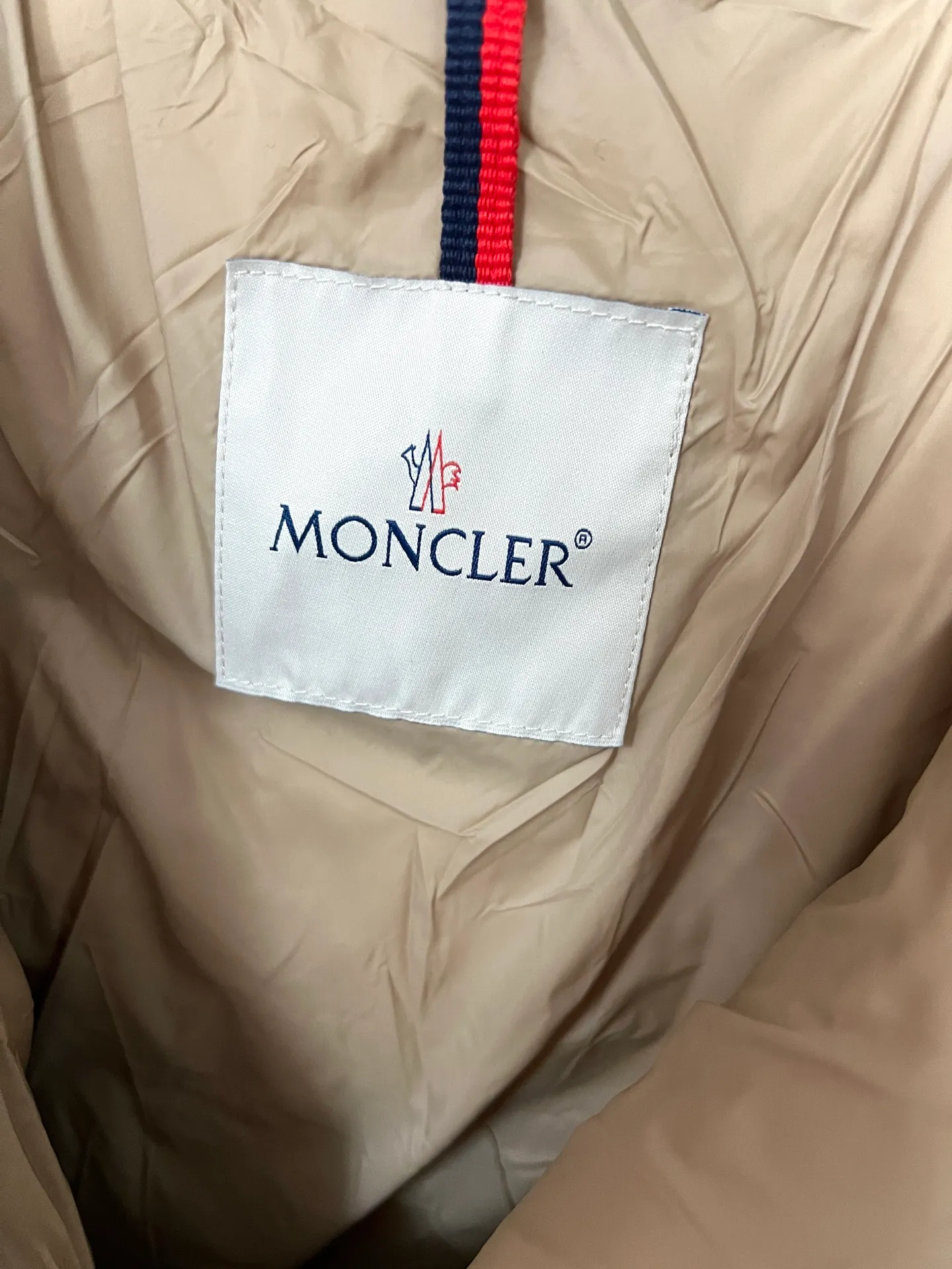 P1040 Moncler's new fur collar hooded waisted down jacket. The slim cut highlights the fluffy temperament of this down jacket. It is light and neat without any bloat. The fur collar at the neck is very textured. It is super slim and reduces your age. It is both warm and fashionable. It is definitely a versatile and unmistakable warm weapon for daily outings. Size: 1234