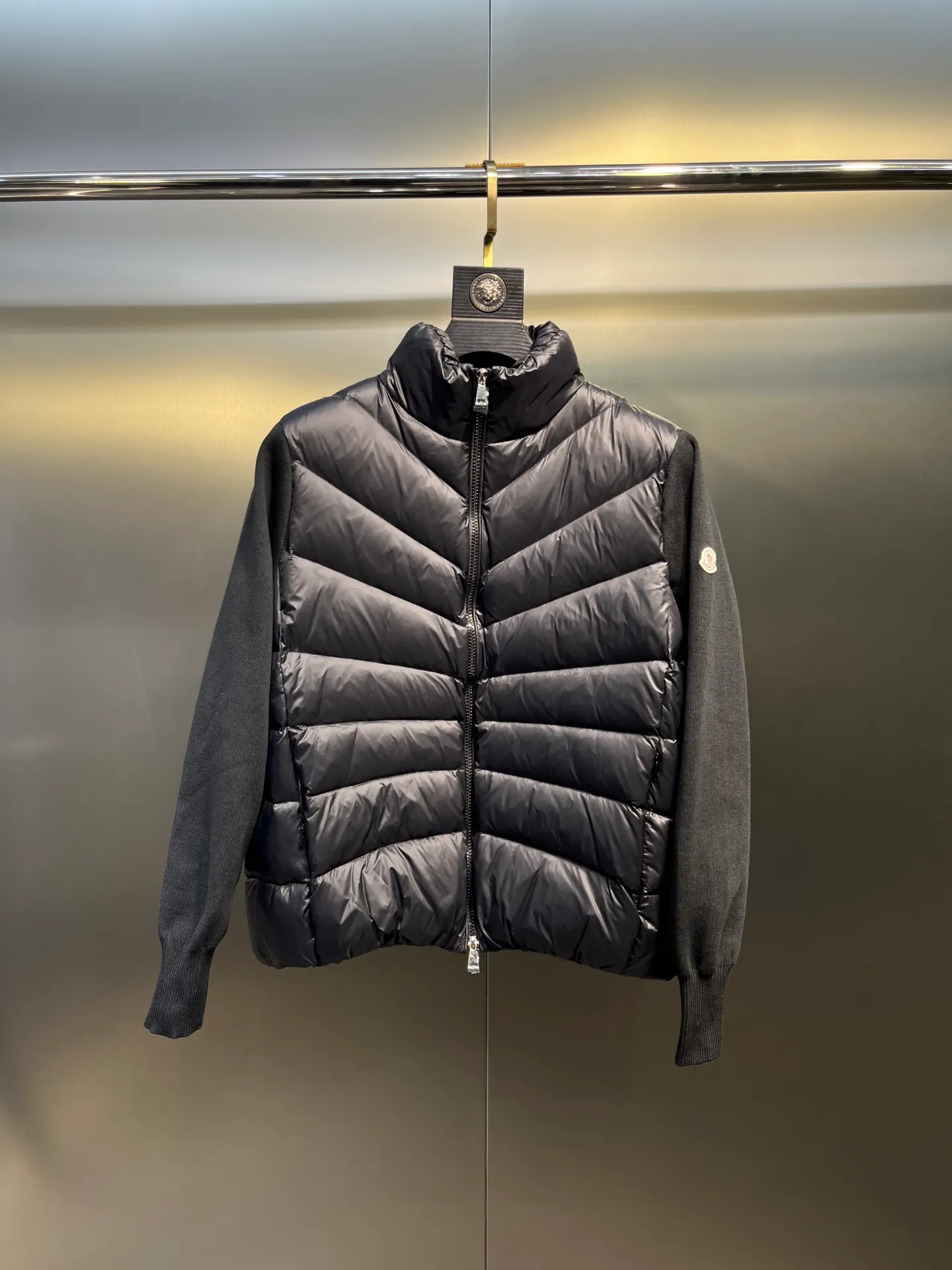 P640 Moncler 🌟 New simple stand-up collar wool knitted patchwork jacket single down! A must-have item for winter inner wear and early fall. The quilted short version with stand-up collar is versatile and easy to wear. The hidden small pocket design is age-reducing and fashionable. Imported lightweight memory silk fabric is breathable and lightweight! Imported machine sewing line technology. The upper body is pure and handsome. Original hardware accessories size: s m l