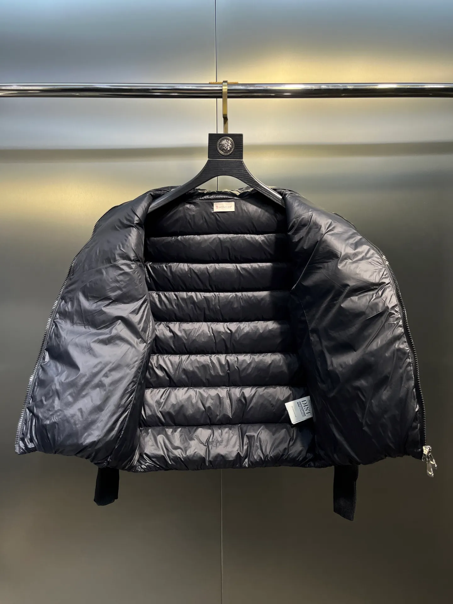 P640 Moncler 🌟 New simple stand-up collar wool knitted patchwork jacket single down! A must-have item for winter inner wear and early fall. The quilted short version with stand-up collar is versatile and easy to wear. The hidden small pocket design is age-reducing and fashionable. Imported lightweight memory silk fabric is breathable and lightweight! Imported machine sewing line technology. The upper body is pure and handsome. Original hardware accessories size: s m l