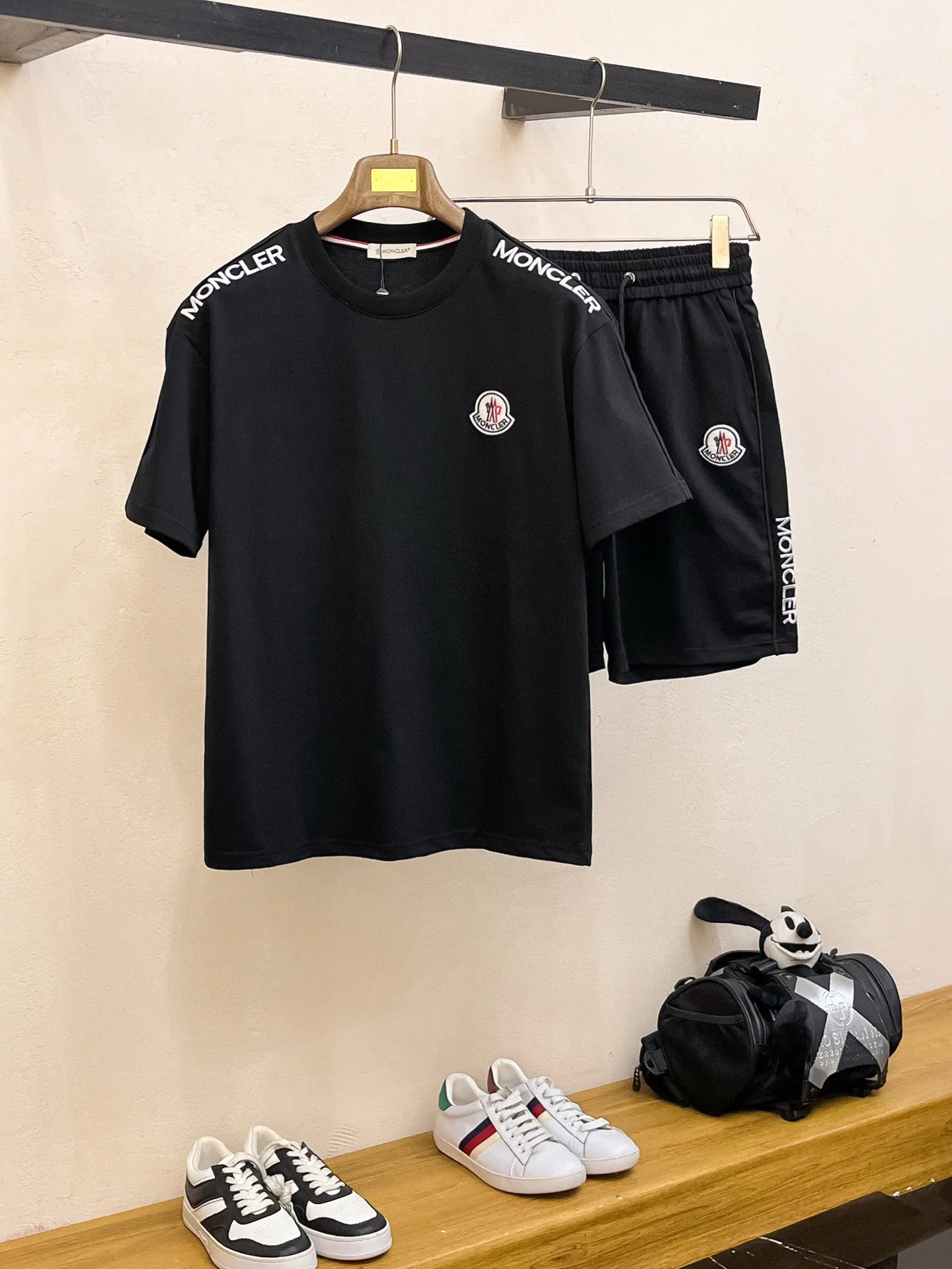 P560 Brand [MONCLER Mouth Covered] 2025 round neck short-sleeved shorts suit. The pure cotton fabric upper body will not be stuffy, the smooth and comfortable skin-friendly effect is more breathable, the fabric has its own texture, classic logo technology, a new interpretation from a unique angle, the first choice for fashion and versatility! Size: M-3XL (maximum wear: 190 pounds)