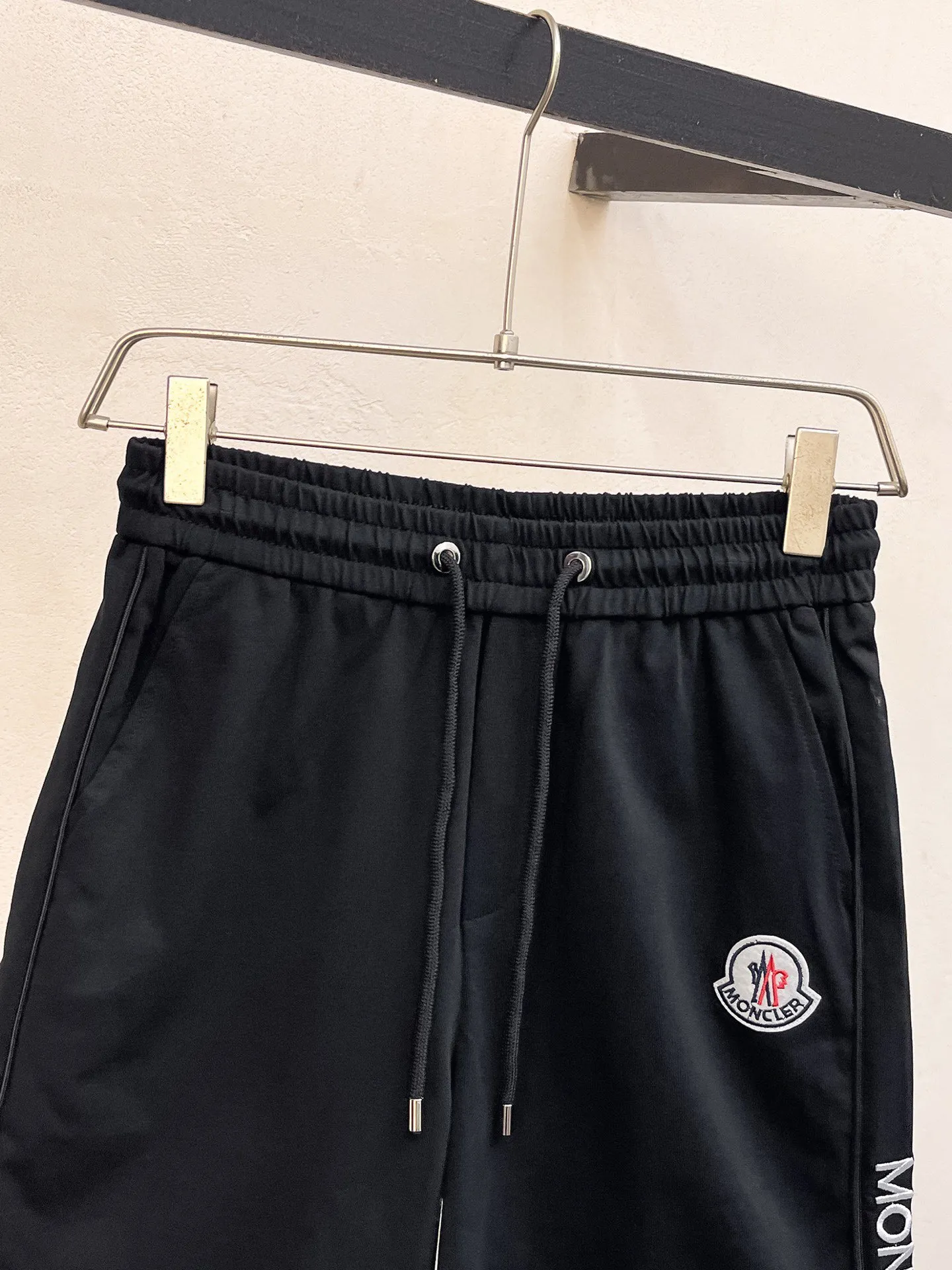 P560 Brand [MONCLER Mouth Covered] 2025 round neck short-sleeved shorts suit. The pure cotton fabric upper body will not be stuffy, the smooth and comfortable skin-friendly effect is more breathable, the fabric has its own texture, classic logo technology, a new interpretation from a unique angle, the first choice for fashion and versatility! Size: M-3XL (maximum wear: 190 pounds)