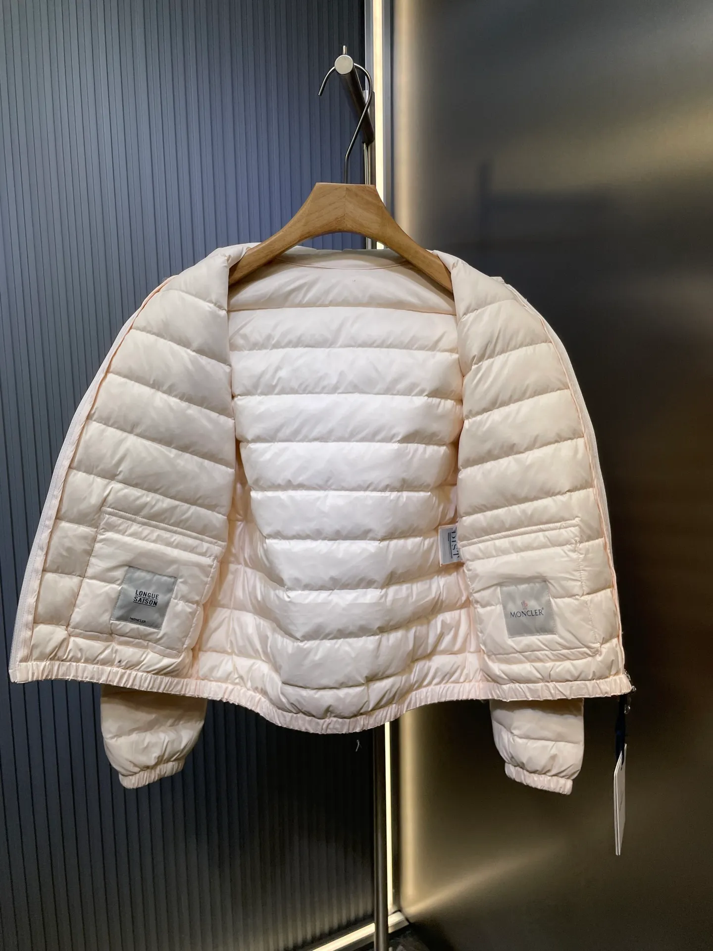 P670 Moncler 🌟Thin stand-up collar and lapel down jacket. Customized YB imported nylon material. The craftsmanship is restored. Upgraded material. It has the waterproof, windproof and cold-proof function of nylon. White goose down filling inside. The whole piece is light and warm. Zipper placket. Lapel stand-up collar two-wear design. Classic rectangular strip embossed treatment. Various styles. Iconic logo patches on the outside of the arms are embellished to highlight a low-key sense of luxury. The flap pocket design is practical to keep out the cold. Exquisite details can successfully get rid of dullness. Integrating warmth and fashion. Customized surface accessories. Look for the correct version. Down filling standard: national standard. Down filling material: white duck down. Size: s m l