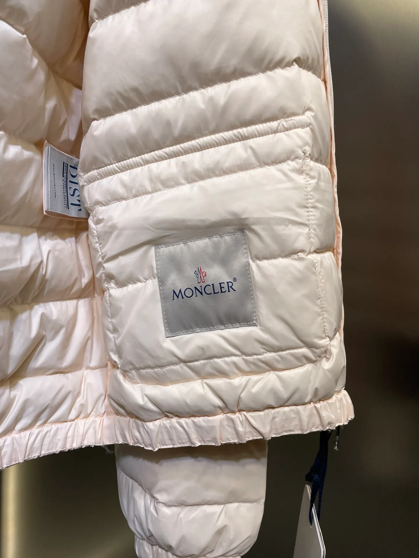 P670 Moncler 🌟Thin stand-up collar and lapel down jacket. Customized YB imported nylon material. The craftsmanship is restored. Upgraded material. It has the waterproof, windproof and cold-proof function of nylon. White goose down filling inside. The whole piece is light and warm. Zipper placket. Lapel stand-up collar two-wear design. Classic rectangular strip embossed treatment. Various styles. Iconic logo patches on the outside of the arms are embellished to highlight a low-key sense of luxury. The flap pocket design is practical to keep out the cold. Exquisite details can successfully get rid of dullness. Integrating warmth and fashion. Customized surface accessories. Look for the correct version. Down filling standard: national standard. Down filling material: white duck down. Size: s m l