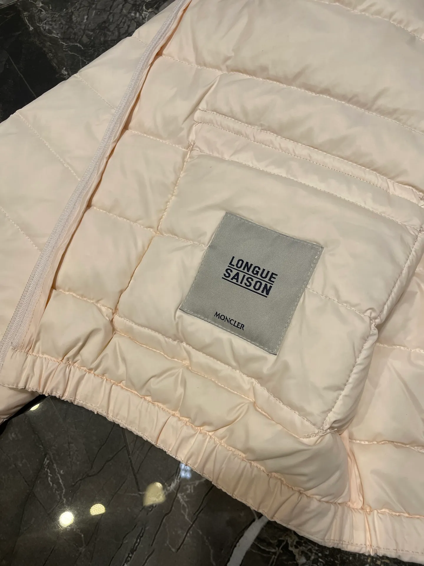 P670 Moncler 🌟Thin stand-up collar and lapel down jacket. Customized YB imported nylon material. The craftsmanship is restored. Upgraded material. It has the waterproof, windproof and cold-proof function of nylon. White goose down filling inside. The whole piece is light and warm. Zipper placket. Lapel stand-up collar two-wear design. Classic rectangular strip embossed treatment. Various styles. Iconic logo patches on the outside of the arms are embellished to highlight a low-key sense of luxury. The flap pocket design is practical to keep out the cold. Exquisite details can successfully get rid of dullness. Integrating warmth and fashion. Customized surface accessories. Look for the correct version. Down filling standard: national standard. Down filling material: white duck down. Size: s m l