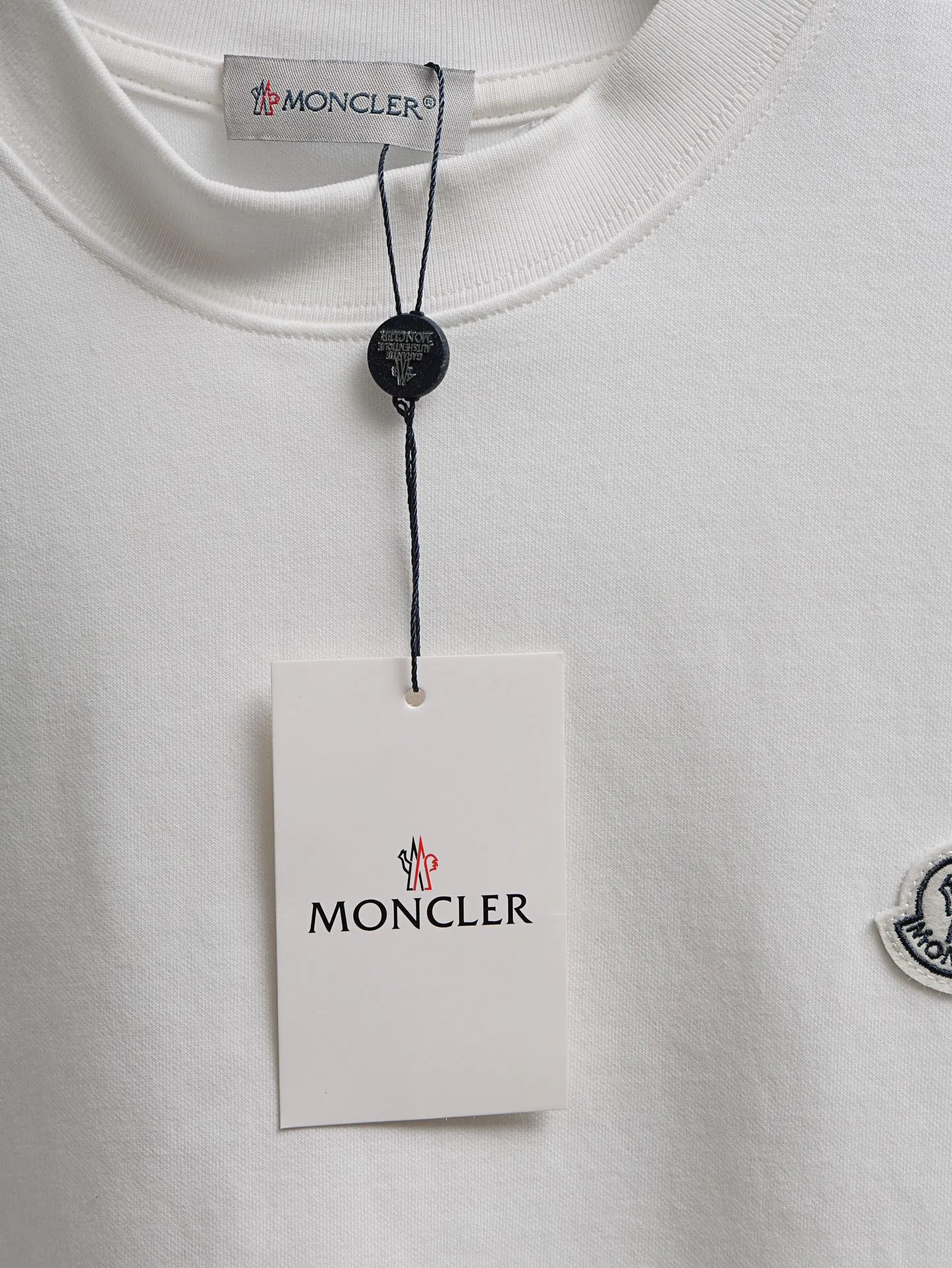 P190 MONCLER muzzle* 2꯭0꯭2꯭5 new autumn and winter style ❤️ original ⌚️ high version muzzle fabric is made of 320g high-density modal long-staple cotton, does not deform and does not shrink. Process introduction: double thread movement, small label embroidery on the chest🪡, precision rope embroidery on the back Color: white SIZE: M-3XL