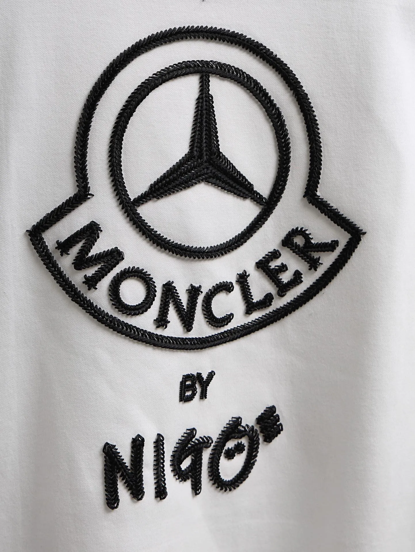P190 MONCLER muzzle* 2꯭0꯭2꯭5 new autumn and winter style ❤️ original ⌚️ high version muzzle fabric is made of 320g high-density modal long-staple cotton, does not deform and does not shrink. Process introduction: double thread movement, small label embroidery on the chest🪡, precision rope embroidery on the back Color: white SIZE: M-3XL