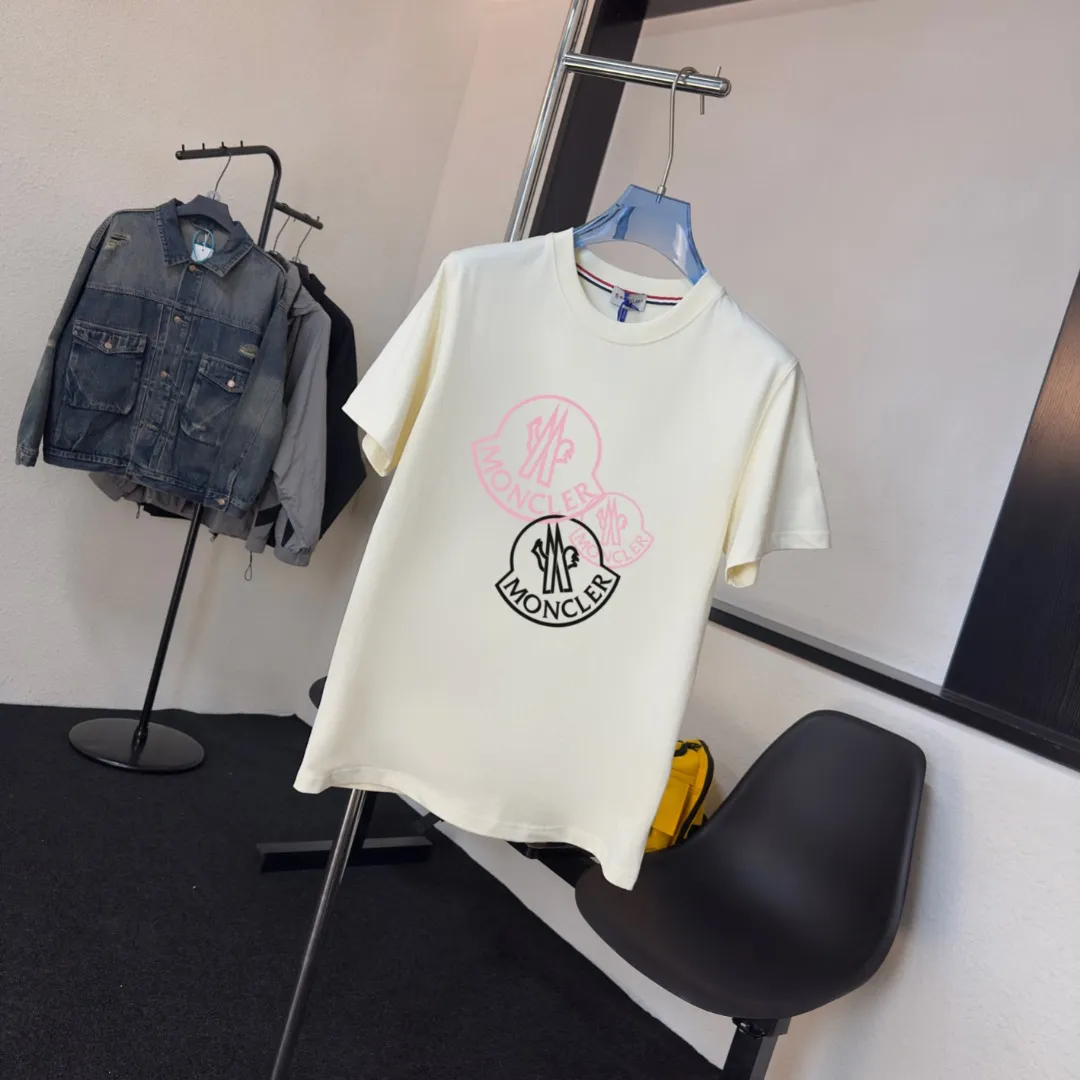 P140 Upgraded version "Mobile phone smart sensor ~ NFC chip armband ~ Direct access to the official website for anti-counterfeiting" "Moncler ~ Mouth Mouth" 2025 new high-quality round neck short-sleeved T-shirt. The cuffs have imported embroidered labels. Customized dyeing, very comfortable to touch. Super versatile and good-looking short-sleeved. Complete with three labels. Non-market ordinary version. Feel free to compare. Quality is absolutely guaranteed! ‼ First of all, this original fabric is all custom-woven with 32-count double yarn fabric, 250G, and the weight is the same‼ Fine workmanship, double waistcoat method, double waistcoat method, double waistcoat method makes the whole dress more three-dimensional, which is not a craft that ordinary T-shirts can achieve🤪 Size: S-M-L-XL-2XL Color: black, white, apricot, same style for men and women