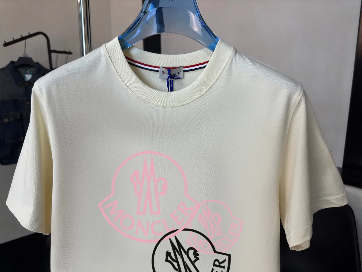 P140 Upgraded version "Mobile phone smart sensor ~ NFC chip armband ~ Direct access to the official website for anti-counterfeiting" "Moncler ~ Mouth Mouth" 2025 new high-quality round neck short-sleeved T-shirt. The cuffs have imported embroidered labels. Customized dyeing, very comfortable to touch. Super versatile and good-looking short-sleeved. Complete with three labels. Non-market ordinary version. Feel free to compare. Quality is absolutely guaranteed! ‼ First of all, this original fabric is all custom-woven with 32-count double yarn fabric, 250G, and the weight is the same‼ Fine workmanship, double waistcoat method, double waistcoat method, double waistcoat method makes the whole dress more three-dimensional, which is not a craft that ordinary T-shirts can achieve🤪 Size: S-M-L-XL-2XL Color: black, white, apricot, same style for men and women