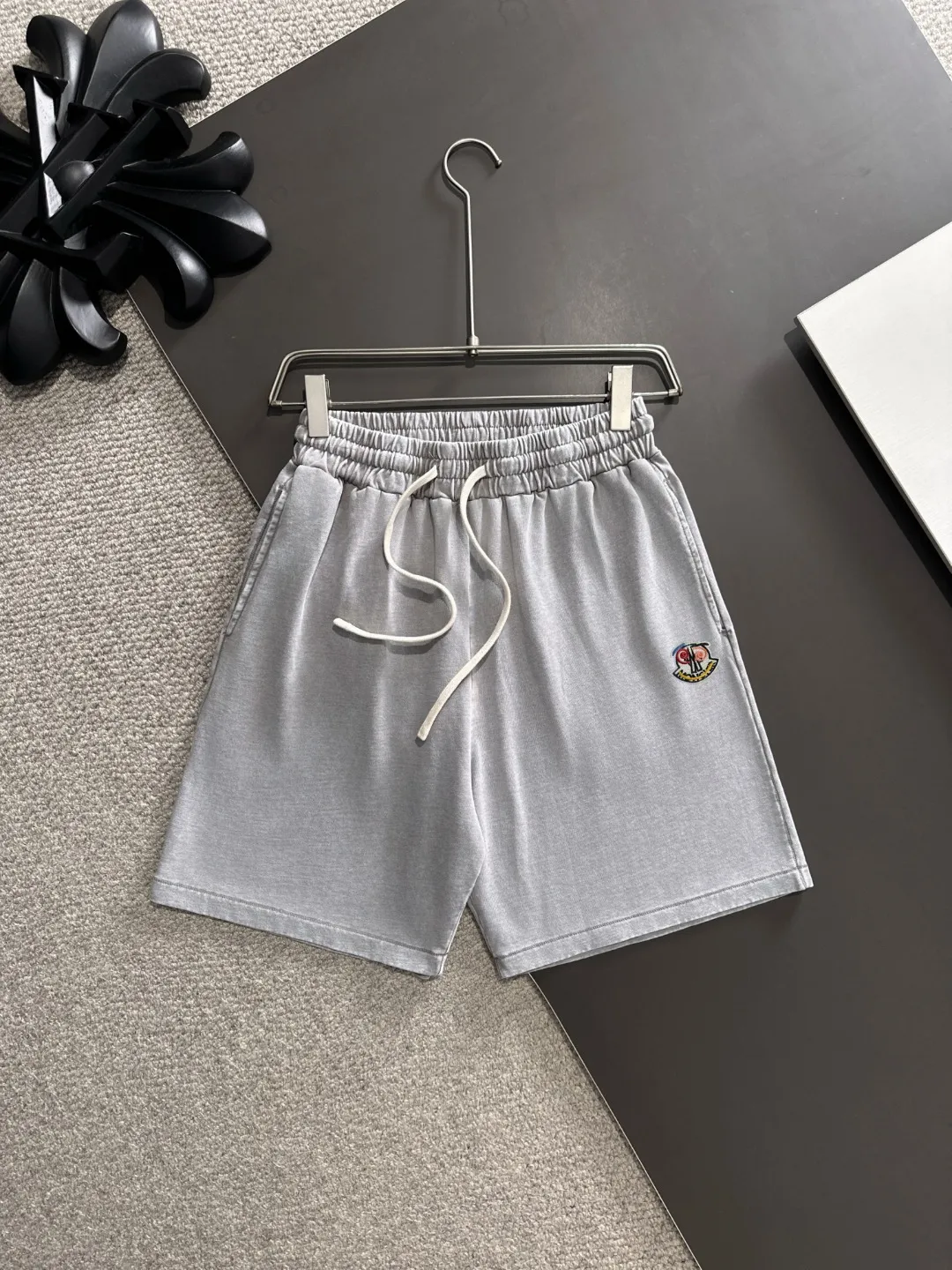 Next day shipment P300 High quality MONCLER/muzzle 2025 spring and summer new style high-definition elastic band casual solid color loose shorts, made with machines imported from Italy. The hem of the trousers is stitched with two needles. The stitching is fine and firm. The fabric is customized at the counter and has high breathability and comfort. The details are impeccable. The brand element design concept reflects high quality. It feels delicate and soft! It presents a casual cut and the upper body shape is great! Size: S-XXL