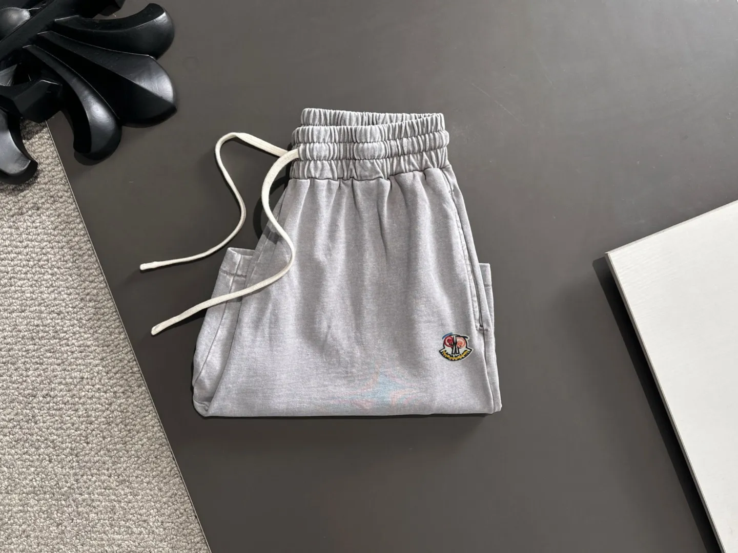 Next day shipment P300 High quality MONCLER/muzzle 2025 spring and summer new style high-definition elastic band casual solid color loose shorts, made with machines imported from Italy. The hem of the trousers is stitched with two needles. The stitching is fine and firm. The fabric is customized at the counter and has high breathability and comfort. The details are impeccable. The brand element design concept reflects high quality. It feels delicate and soft! It presents a casual cut and the upper body shape is great! Size: S-XXL