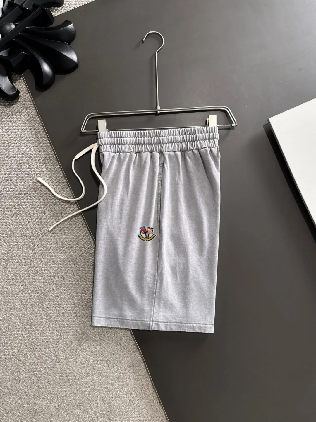 Next day shipment P300 High quality MONCLER/muzzle 2025 spring and summer new style high-definition elastic band casual solid color loose shorts, made with machines imported from Italy. The hem of the trousers is stitched with two needles. The stitching is fine and firm. The fabric is customized at the counter and has high breathability and comfort. The details are impeccable. The brand element design concept reflects high quality. It feels delicate and soft! It presents a casual cut and the upper body shape is great! Size: S-XXL