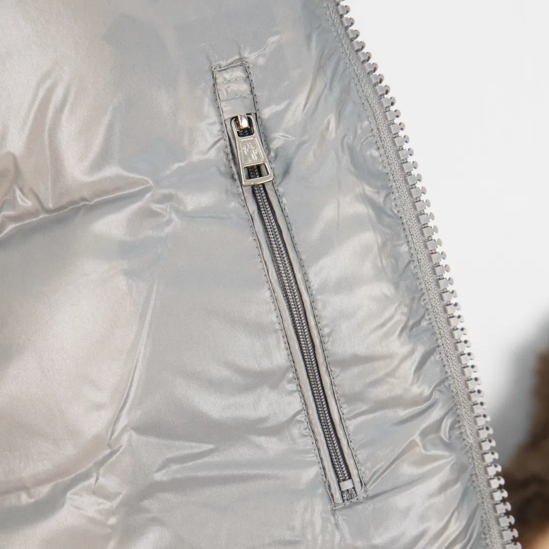 P760 zp version [Exclusive supply] New 24maire down ⬆️Moncler Maire women's short down jacket interprets Mayan classics Fabric: Technical nylon lacquer surface Customer-supplied fabric Highly fluffy and over-standard 90 down filling Maire down jacket is specially designed for those who like well-designed basic items. It is a classic Moncler style and a popular product. Made from iconic patented nylon, the Maire down jacket is a classic Moncler womenswear piece, with a short silhouette and timeless design. Made from patented nylon in a comfortable fit, it features a removable hood and performance details for comfort and warmth. ⚠️Made of patented nylon ⚠️Patented nylon lining ⚠️White goose-filled down ⚠️Detachable hood with snap buttons ⚠️Zipper closure Zippered pockets ⚠️Adjustable snap-button sleeves Color: Black White Gray Pink Size: 1 2 3 4 5 6 (6 sizes in total) Number: MM10587