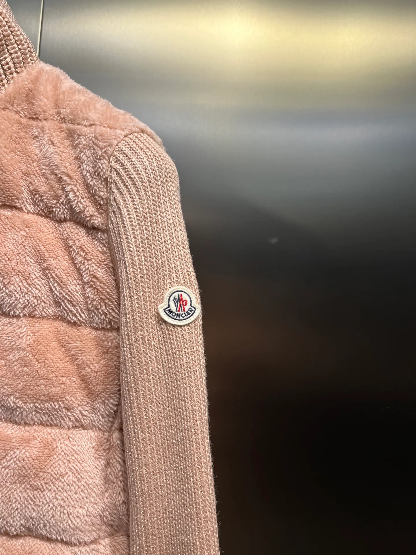 P720 Moncler 🌟 2025 early spring new Cardigan, medium-thick down jacket, the bottom of the fabric is treated with anti-drilling velvet, it is not a currency on the market, feel free to wear it! The classic quilted design outlines a slim silhouette, and the stand-up collar details enhance the temperament, while being lightweight and warm. Wear it as a layer during spring or winter, and you can easily weather the changing weather in one piece. Choose from three colors to suit your style: low-key black, pure white, high-end grey, three high-end tones, suitable for different occasions and styles. The short cut lengthens the proportion, and even a small person can wear it with long legs! High-end goose down, the choice of quality. Carefully selected high-quality goose down filling, which has both fluffiness and warmth, is light and weightless. Every detail shows craftsmanship. Color: black, pink and gray. Size: s m l