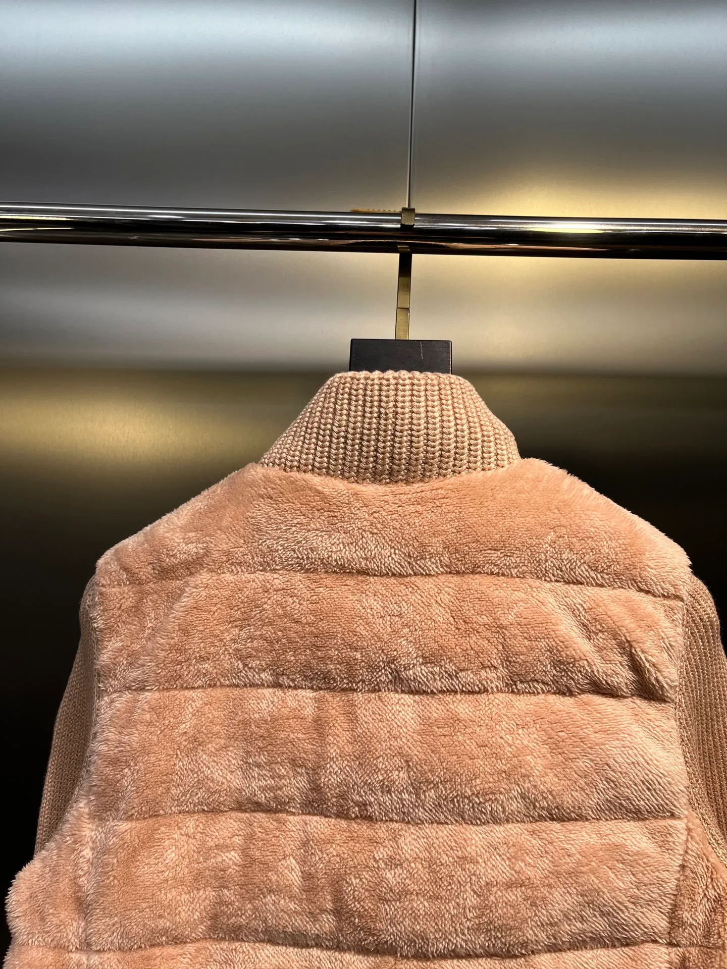 P720 Moncler 🌟 2025 early spring new Cardigan, medium-thick down jacket, the bottom of the fabric is treated with anti-drilling velvet, it is not a currency on the market, feel free to wear it! The classic quilted design outlines a slim silhouette, and the stand-up collar details enhance the temperament, while being lightweight and warm. Wear it as a layer during spring or winter, and you can easily weather the changing weather in one piece. Choose from three colors to suit your style: low-key black, pure white, high-end grey, three high-end tones, suitable for different occasions and styles. The short cut lengthens the proportion, and even a small person can wear it with long legs! High-end goose down, the choice of quality. Carefully selected high-quality goose down filling, which has both fluffiness and warmth, is light and weightless. Every detail shows craftsmanship. Color: black, pink and gray. Size: s m l