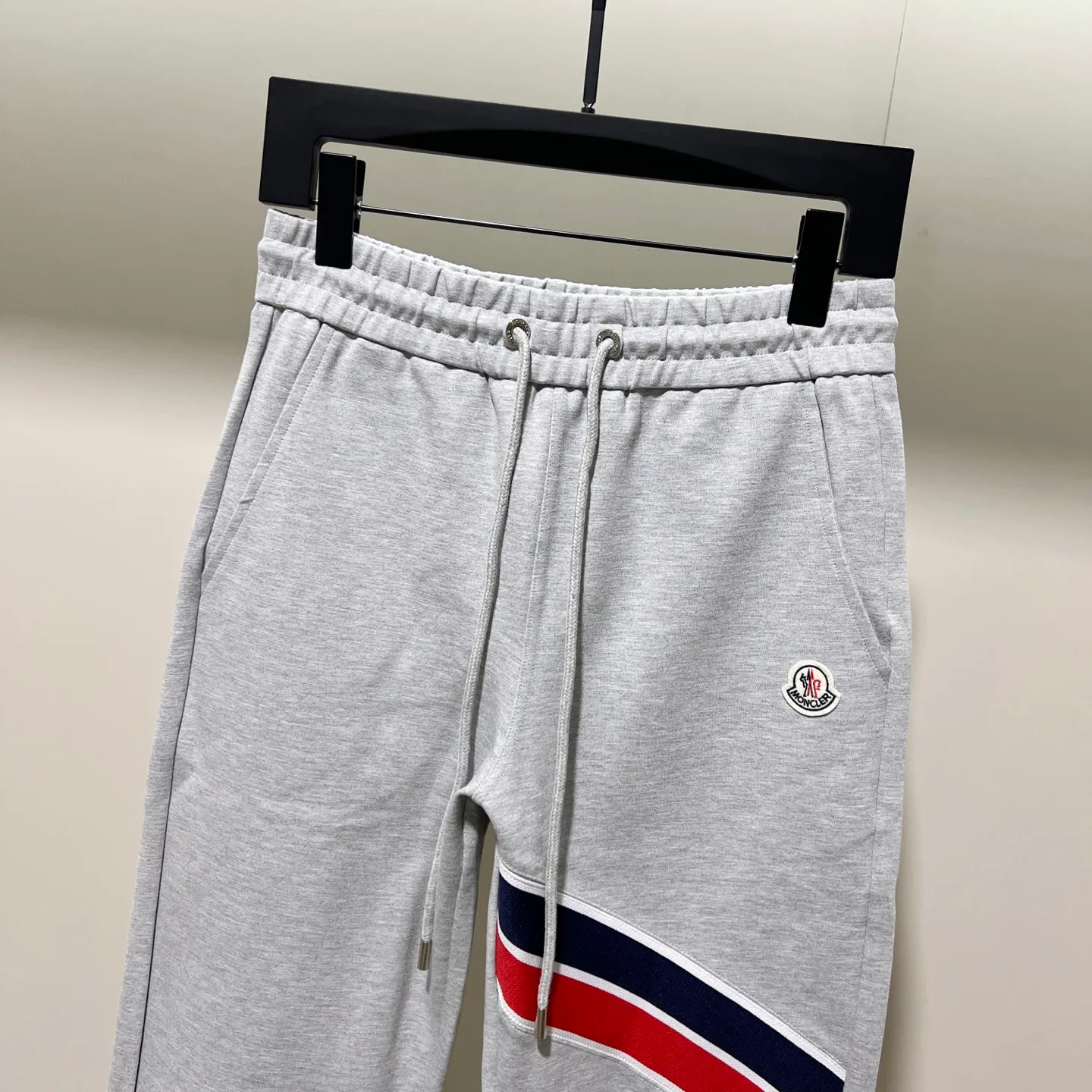 P230 MONCLER/Muzzle Custom fabric suit casual sweatpants Red and blue ribbon splicing design brand Zhangzi LOGO process Official synchronization High version High quality Fashion personality Versatile trend Pure original quality Original fabric Hang tag Collar label Washed wheat Complete three standards Color: blue. Gray. Size: S-2XL