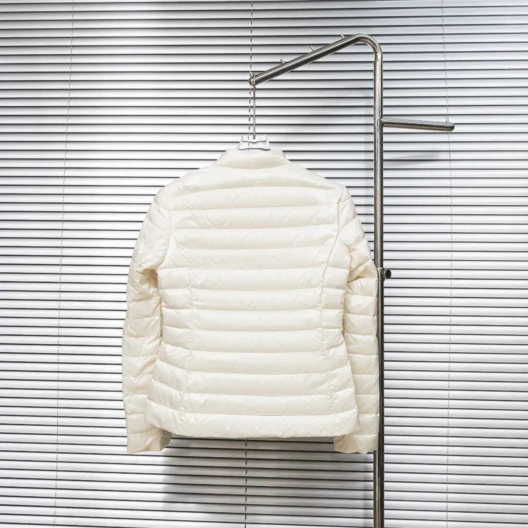 P720 top version (different currencies) Style: Moncler Moncler IGELLE series solid color zipper slim fit and thin waist rib down jacket (all made of national standard 90 goose down, sizes are all authentic digital sizes) Color: picture color Size: 1-2-3-4 Fabric: 90 goose down Accessories: full set of customized accessories No gender distinction, same style for men and women