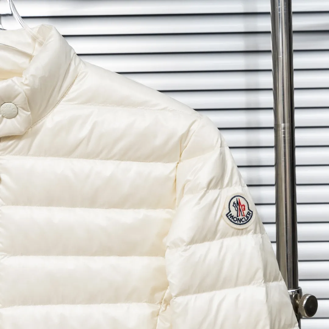 P720 top version (different currencies) Style: Moncler Moncler IGELLE series solid color zipper slim fit and thin waist rib down jacket (all made of national standard 90 goose down, sizes are all authentic digital sizes) Color: picture color Size: 1-2-3-4 Fabric: 90 goose down Accessories: full set of customized accessories No gender distinction, same style for men and women