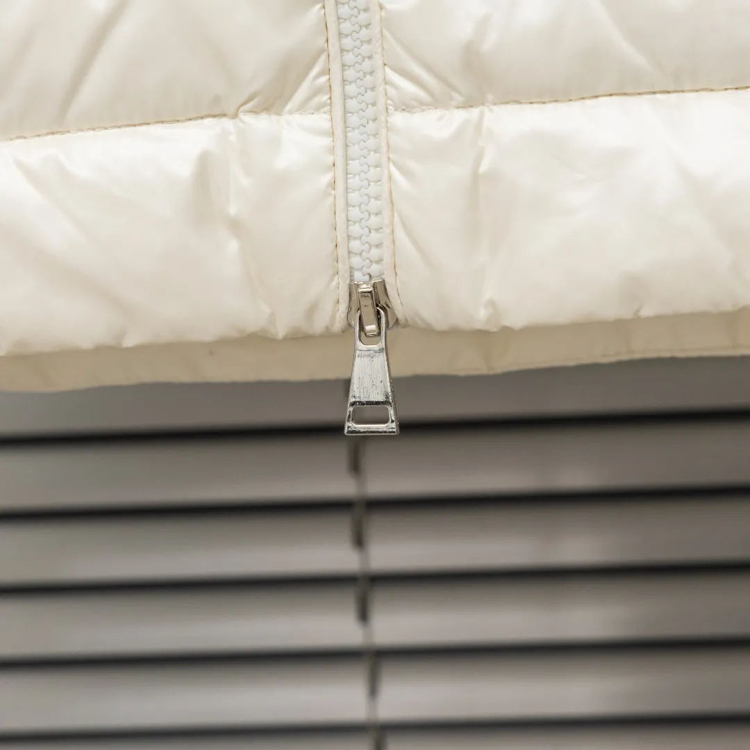 P720 top version (different currencies) Style: Moncler Moncler IGELLE series solid color zipper slim fit and thin waist rib down jacket (all made of national standard 90 goose down, sizes are all authentic digital sizes) Color: picture color Size: 1-2-3-4 Fabric: 90 goose down Accessories: full set of customized accessories No gender distinction, same style for men and women