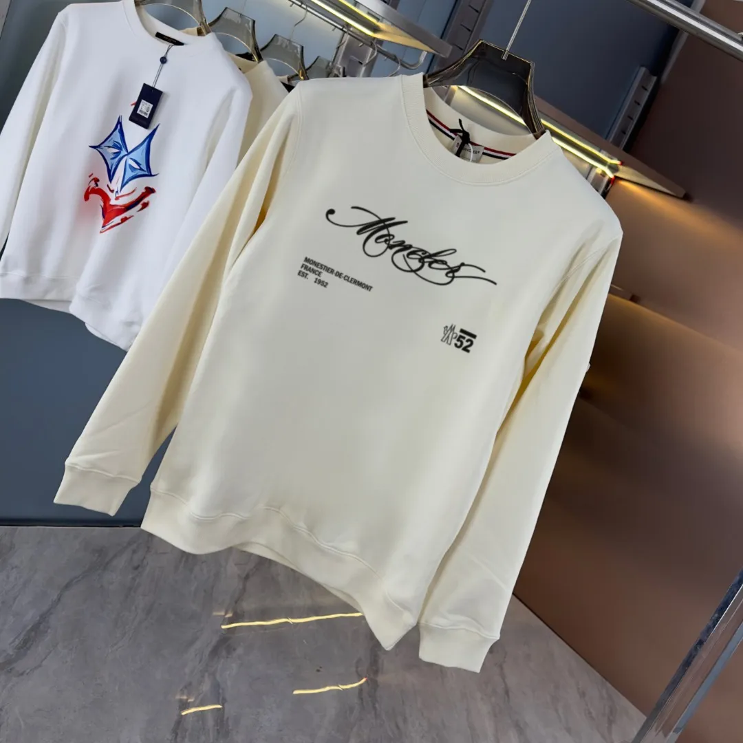 P210 high version sweatshirt) 📦With exclusive packaging📦 [Long-term ready stock] Upgraded version "Mobile phone smart sensor ~ NFC chip armband ~ Directly to the official website for anti-counterfeiting" 〖 𝐌𝐎𝐍𝐂𝐋𝐄𝐑 ~ Mouth covering〗 2025 new high quality, using 450 grams of heavyweight fabric Different from the market currency, you can mix and match everything at will and you will be handsome😎The whole clothes is made of double waistcoats. The double waistcoats make the whole dress more three-dimensional. It is not an ordinary factory that can do such fine work. 2025 autumn and winter new style, on sale at the counter, exquisite printed round neck terry sweatshirt. High-end double-ply cotton. Customized stretch ribs are dyed in the same vat. Three standards are complete. It is matched with digital printing patterns and is very breathable. Same style for men and women. Color: black, white, apricot. Size: S M L XL 2XL
