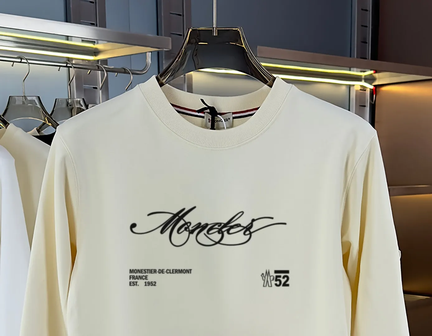 P210 high version sweatshirt) 📦With exclusive packaging📦 [Long-term ready stock] Upgraded version "Mobile phone smart sensor ~ NFC chip armband ~ Directly to the official website for anti-counterfeiting" 〖 𝐌𝐎𝐍𝐂𝐋𝐄𝐑 ~ Mouth covering〗 2025 new high quality, using 450 grams of heavyweight fabric Different from the market currency, you can mix and match everything at will and you will be handsome😎The whole clothes is made of double waistcoats. The double waistcoats make the whole dress more three-dimensional. It is not an ordinary factory that can do such fine work. 2025 autumn and winter new style, on sale at the counter, exquisite printed round neck terry sweatshirt. High-end double-ply cotton. Customized stretch ribs are dyed in the same vat. Three standards are complete. It is matched with digital printing patterns and is very breathable. Same style for men and women. Color: black, white, apricot. Size: S M L XL 2XL