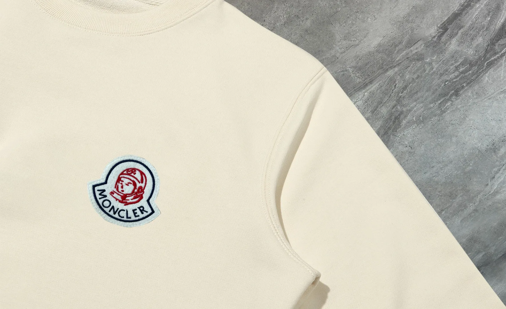 P210 High-version sweatshirt) [Long-term stock] 〖𝐌𝐎𝐍𝐂𝐋𝐄𝐑~Mask〗 Made of 440g heavy-weight fabric. It is different from the market currency. It can be matched with any variety and is properly handsome. 😎The whole dress is made of double waistcoats. The double waistcoats make the whole dress more three-dimensional. Not ordinary factories can do such fine work. 2025 Spring runway version of the T stage, on sale at the counter, round neck terry sweatshirt, high-end double-strand pure cotton, custom-made stretch ribs, dyed in the same vat, complete with three standards, matched with exquisite embroidered LOGO on the chest, simple and advanced, same style for men and women. Color: black, apricot, white, size: S M L XL 2XL