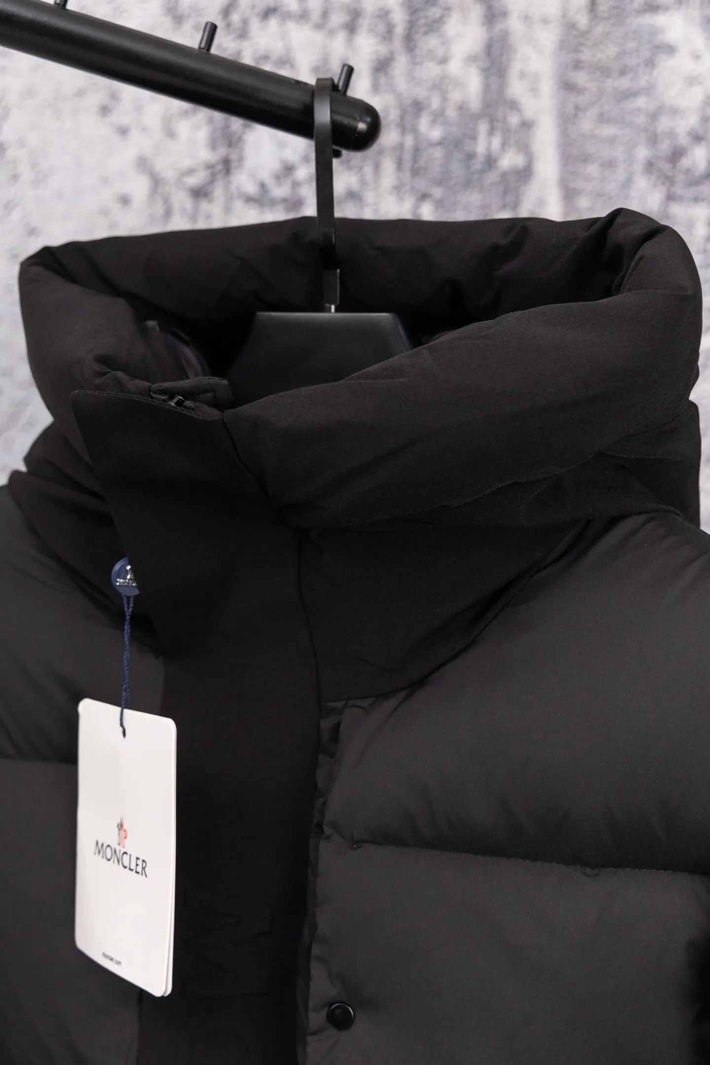 P720 Moncler/Mongolian 22Fw Black Warrior access control three-dimensional embossed letter down jacket. This counter was sold out as soon as it was launched, satisfying all the fantasies about down jackets!  Not only does it keep you warm, it also looks stylish. It has a very good effect on the upper body. It not only keeps you warm and protects you from the cold, it also has a strong aura. It’s amazing! All this will surely create a new generation of fashion!!! 90 Euro standard velvet filling! The truly top-notch softness and warmth are unparalleled. The softness is the most intuitive feeling...a magical tool for keeping warm in winter! Style and temperature coexist! It’s classic and versatile, so it’s a must-have for keeping warm! Size: M-XXL Color: Black