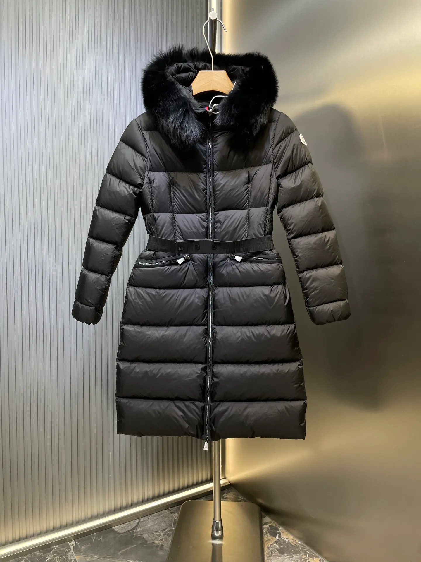 P1300 Long Moncler🌟Women's waist-cinching large fur collar long down jacket. Fashionable waist-cinching fur collar down jacket, designed with nylon Leger carved lines, down filling and iconic Boudin quil seams. Stretch straps at the waist give you a slim and feminine look. A zipper closure with dual zipper pulls and a removable frost fox edge on the hood let you customize the style to suit your climate and needs. The "paper down jacket" made by Heavy Industry will become a new member of the thin style in autumn and winter. The material has a glossy feel, is very light, and has a particularly delicate feel. Wearing it on the body feels lighter and warmer.  The fine and smooth craftsmanship ensures the silhouette of the clothes. The classic down hood and detachable fox fur collar are fluffy, soft and textured. You can intuitively feel its high quality with the naked eye. The fine and visible fur can easily create a small V-face.  The windproof pockets and back waistband design make the entire down jacket slimmer and more fashionable!          Color: Black Size: 1-4
