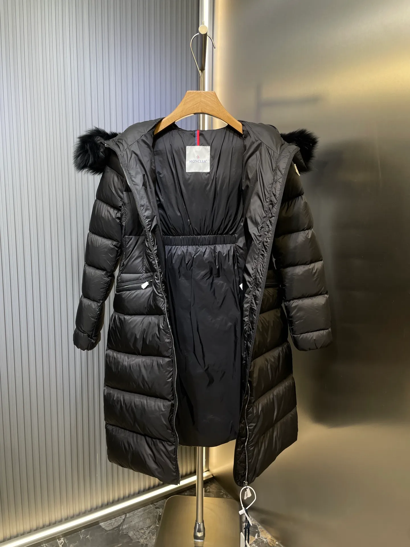 P1300 Long Moncler🌟Women's waist-cinching large fur collar long down jacket. Fashionable waist-cinching fur collar down jacket, designed with nylon Leger carved lines, down filling and iconic Boudin quil seams. Stretch straps at the waist give you a slim and feminine look. A zipper closure with dual zipper pulls and a removable frost fox edge on the hood let you customize the style to suit your climate and needs. The "paper down jacket" made by Heavy Industry will become a new member of the thin style in autumn and winter. The material has a glossy feel, is very light, and has a particularly delicate feel. Wearing it on the body feels lighter and warmer.  The fine and smooth craftsmanship ensures the silhouette of the clothes. The classic down hood and detachable fox fur collar are fluffy, soft and textured. You can intuitively feel its high quality with the naked eye. The fine and visible fur can easily create a small V-face.  The windproof pockets and back waistband design make the entire down jacket slimmer and more fashionable!          Color: Black Size: 1-4